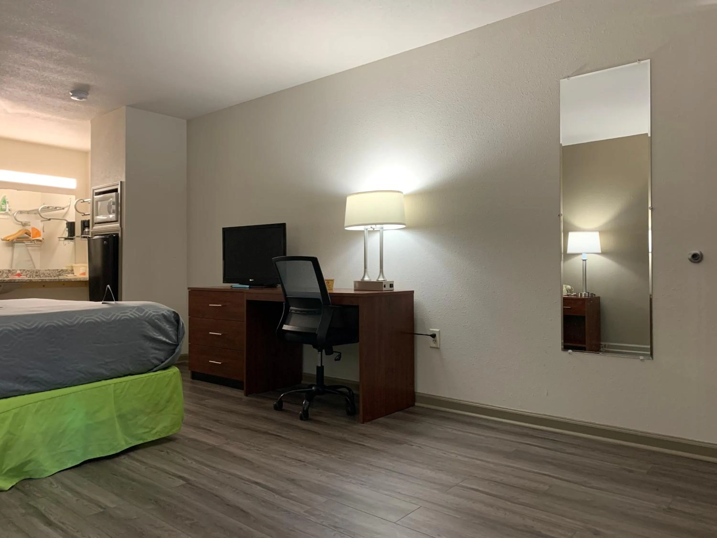 Photo of the whole room, Bed in Econo Lodge Troy