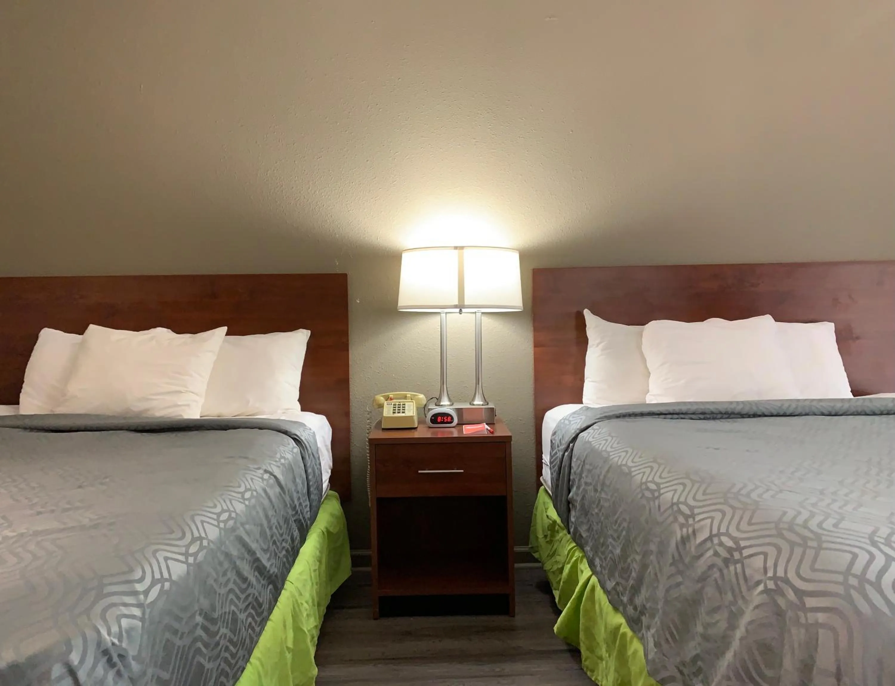 Photo of the whole room, Bed in Econo Lodge Troy