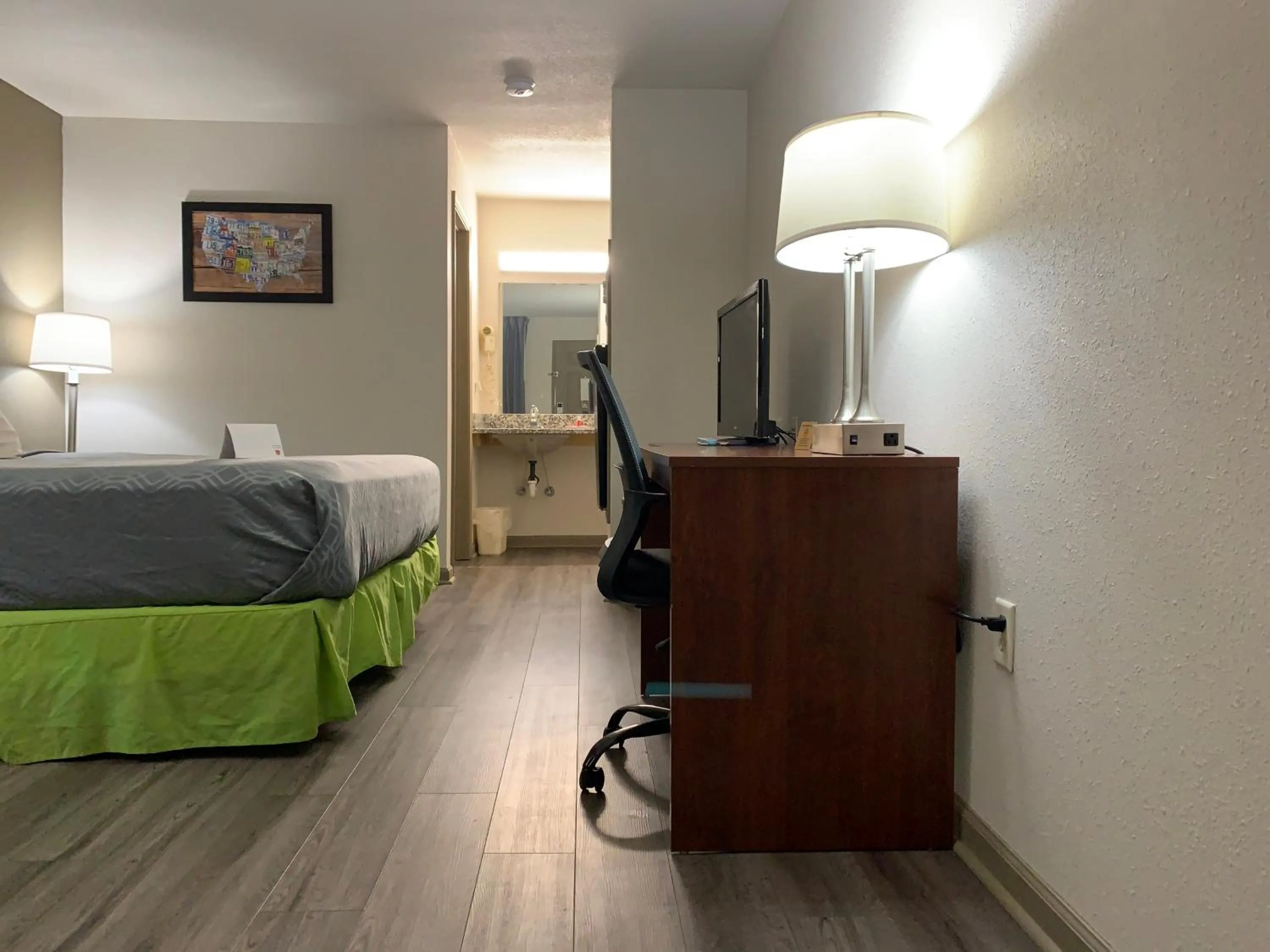 Photo of the whole room, Bed in Econo Lodge Troy