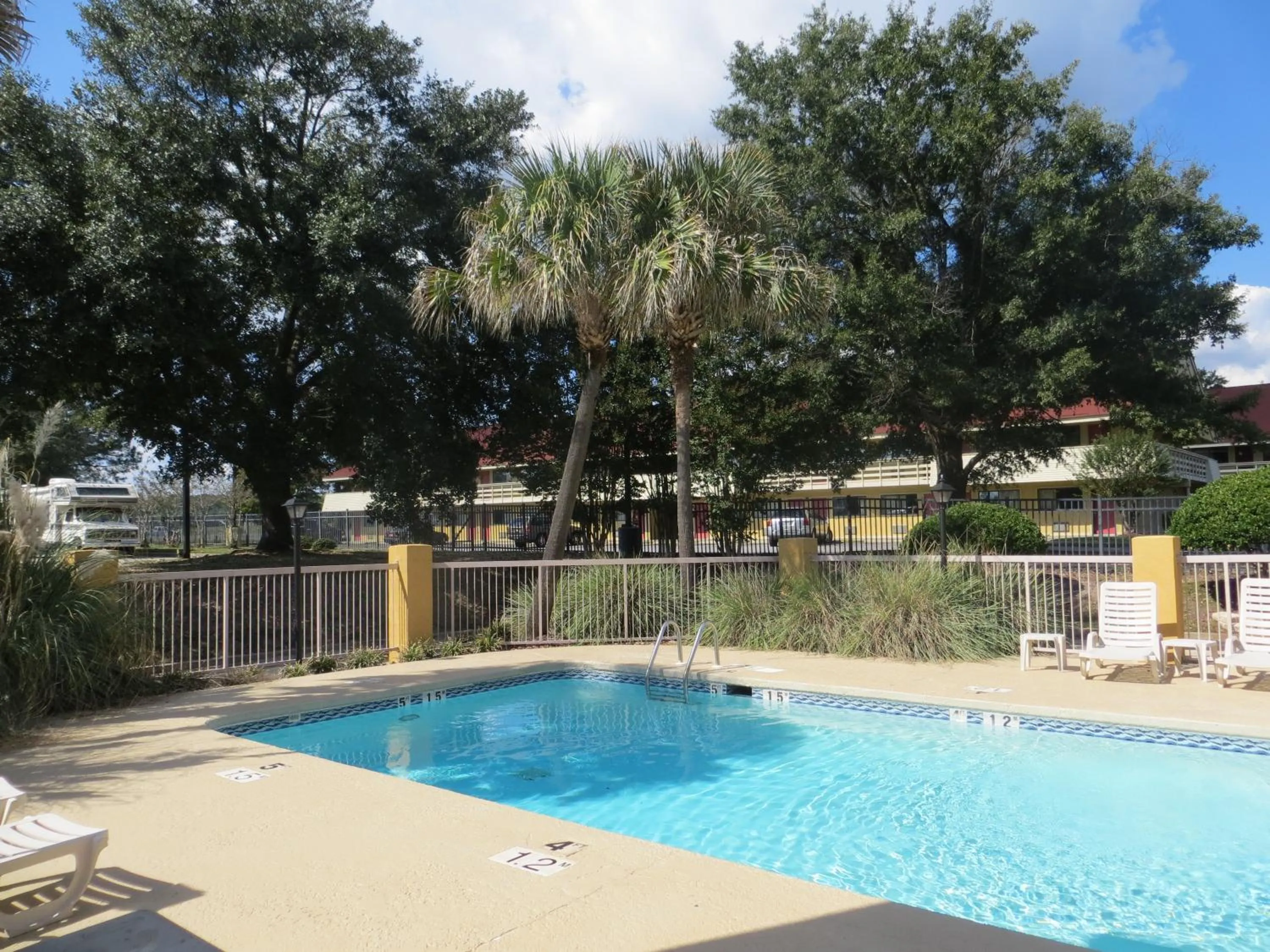 Swimming pool in Fairview Inn & Suites Mobile