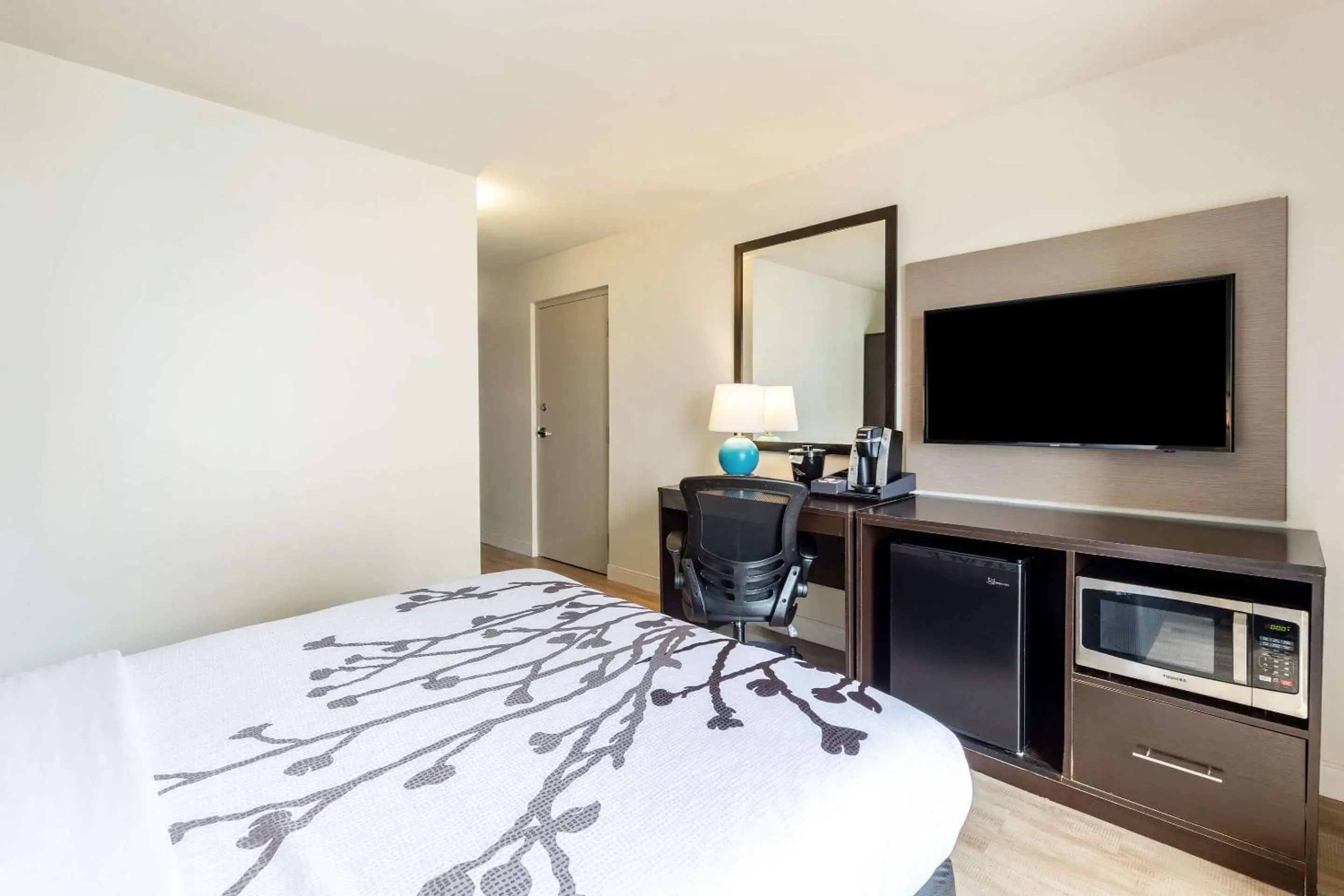 Queen Room First Floor - Accessible/Non-Smoking in Sleep Inn on the Beach Queen Room First Floor - Accessible/Non-Smoking in Sleep Inn on the Beach