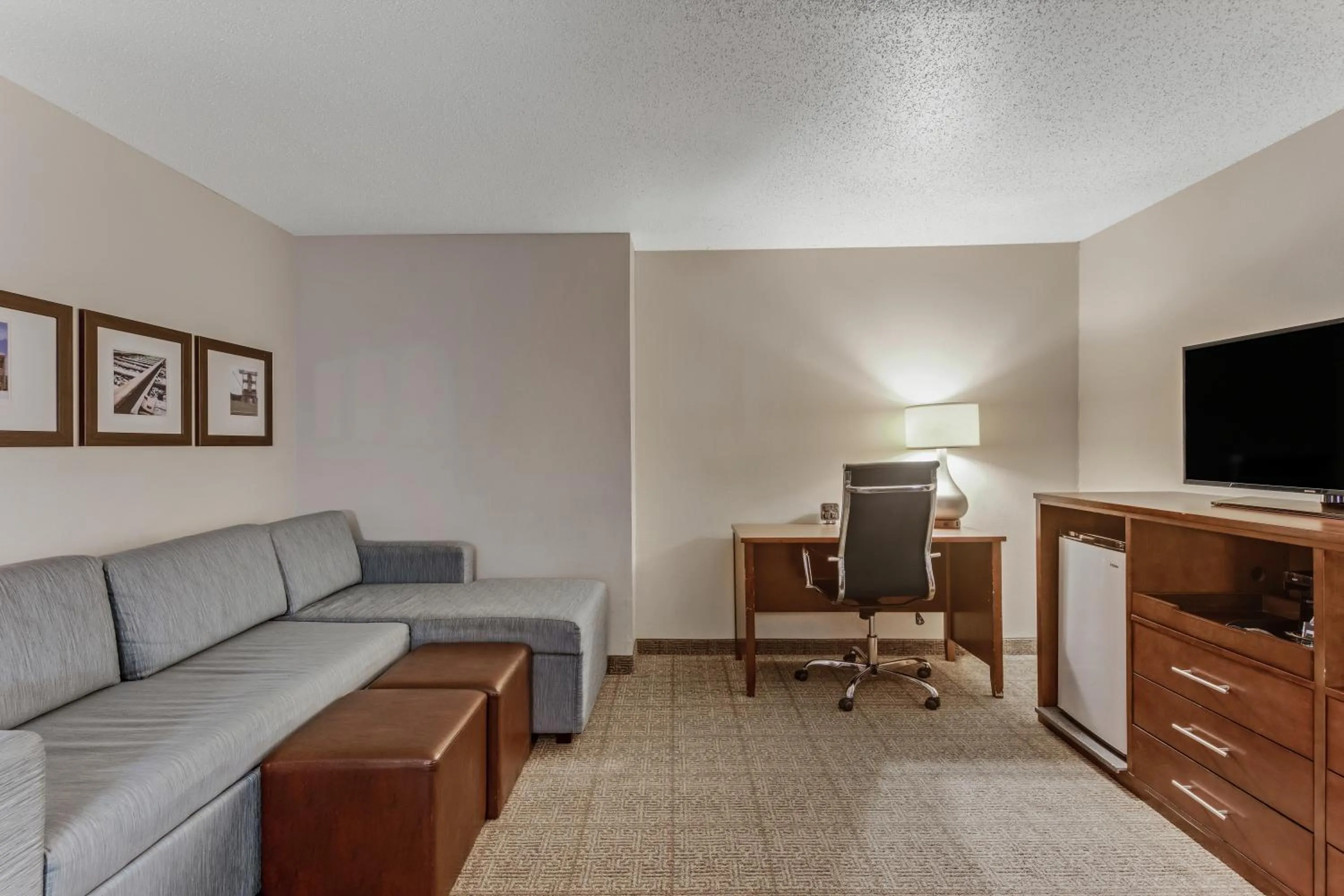 Seating area in Comfort Suites Huntsville MidCity District at Research Park