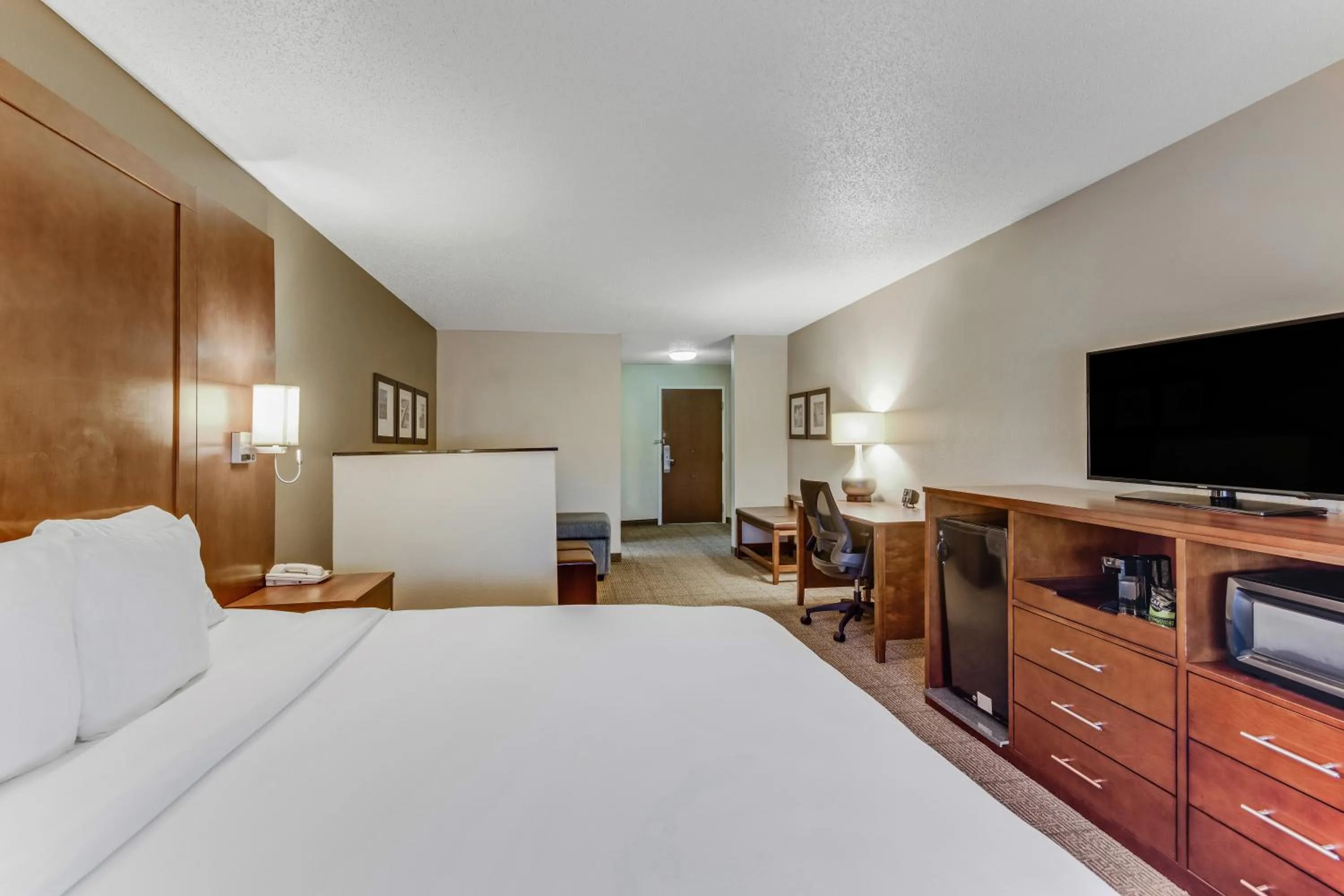 Photo of the whole room, Bed in Comfort Suites Huntsville MidCity District at Research Park