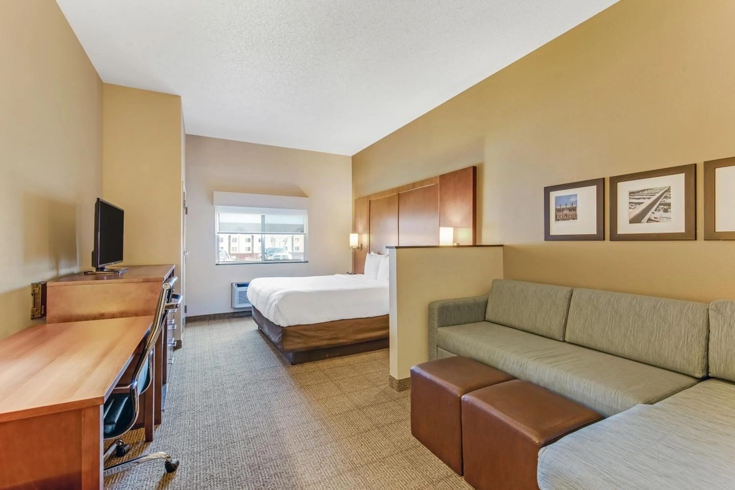 Photo of the whole room, Bed in Comfort Suites Huntsville MidCity District at Research Park