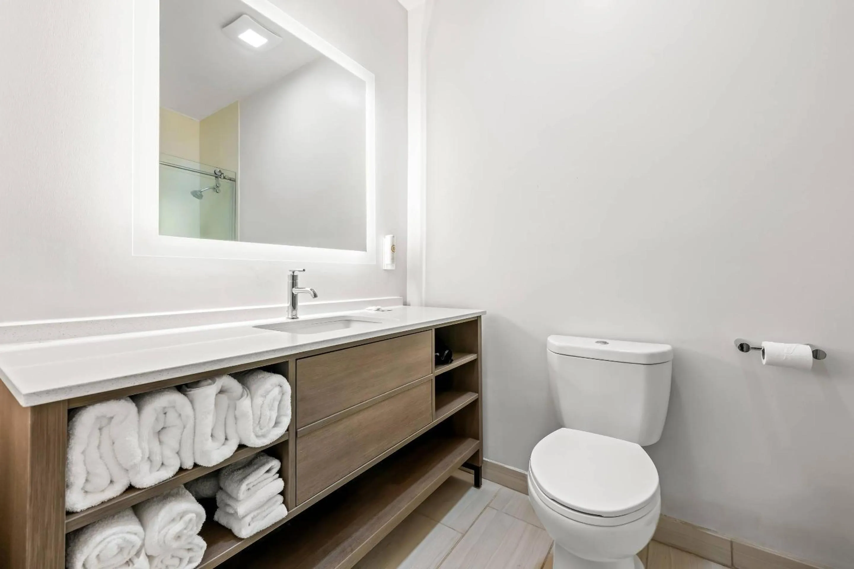 Bedroom in Comfort Inn & Suites River City Decatur