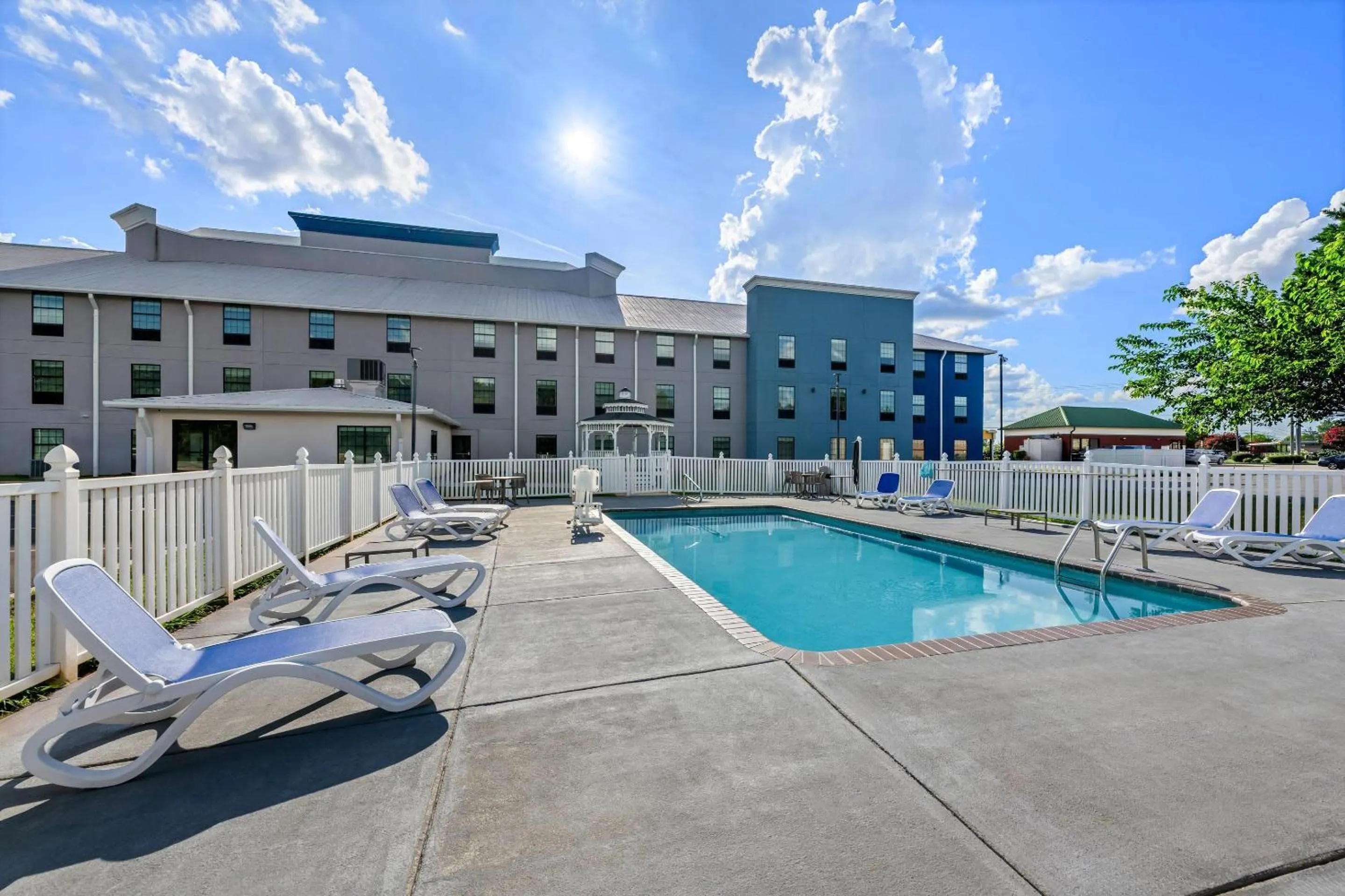 Swimming pool in Comfort Inn & Suites River City Decatur