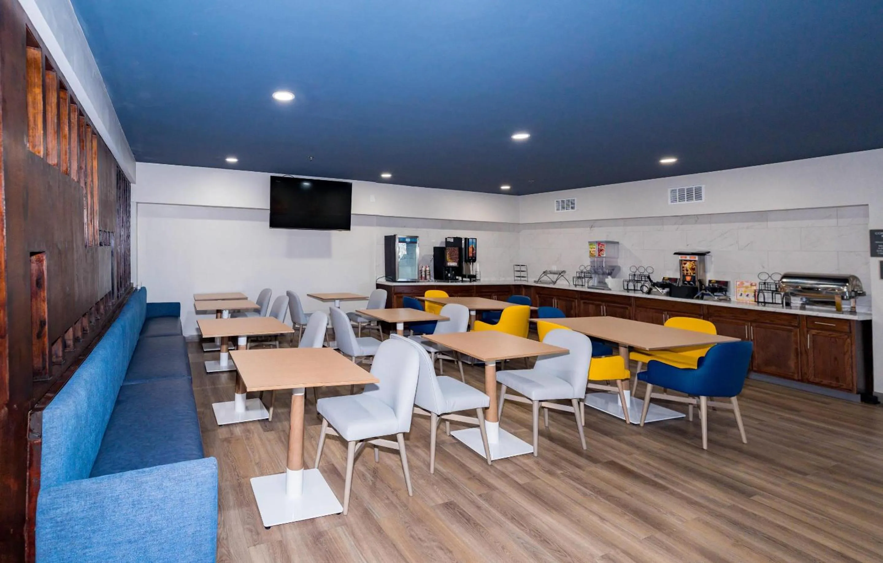 Breakfast in Comfort Inn & Suites River City Decatur