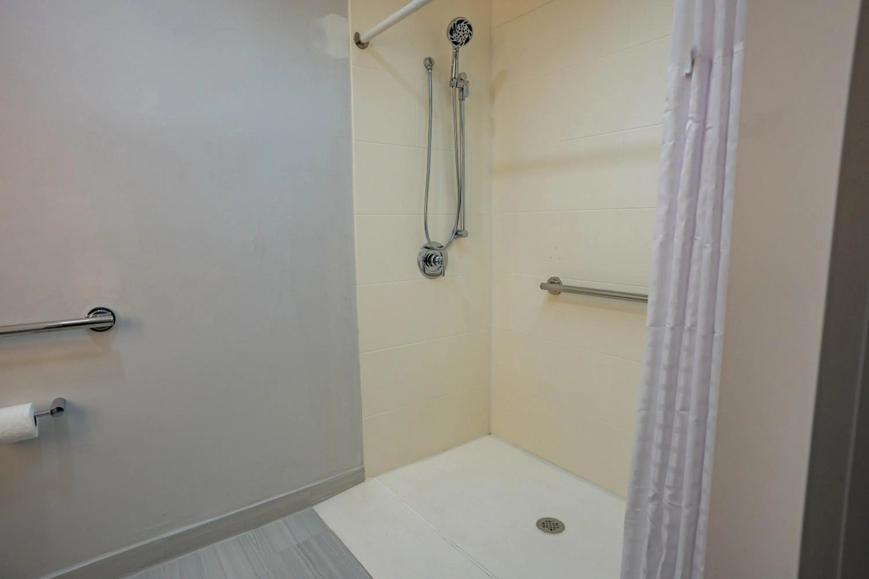 Shower in Comfort Inn & Suites River City Decatur
