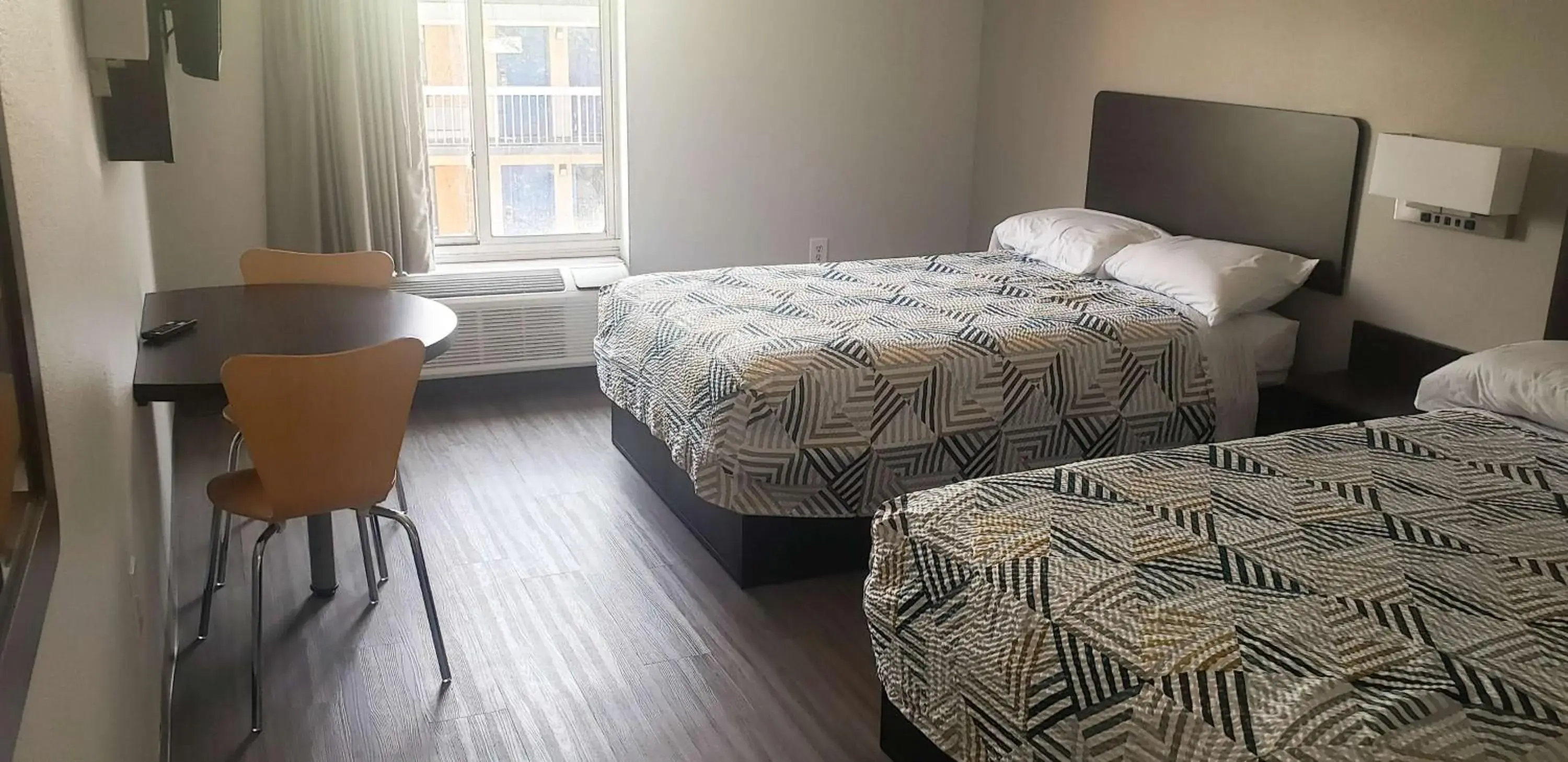 Classic Quadruple Room - Smoking in Motel 6 Mobile, AL - Airport Blvd Classic Quadruple Room - Smoking in Motel 6 Mobile, AL - Airport Blvd