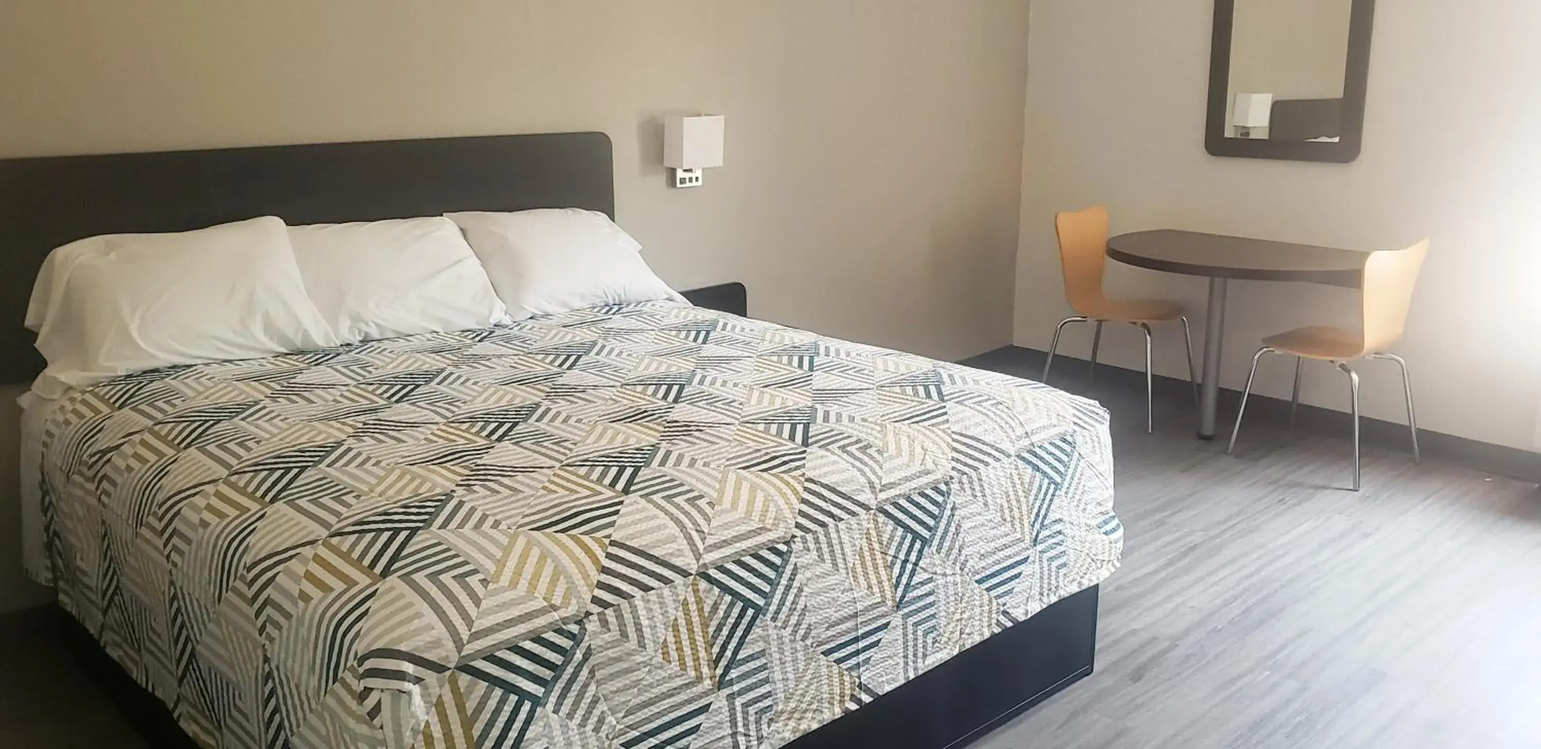 Classic Quadruple Room - Non-Smoking in Motel 6 Mobile, AL - Airport Blvd Classic Quadruple Room - Non-Smoking in Motel 6 Mobile, AL - Airport Blvd