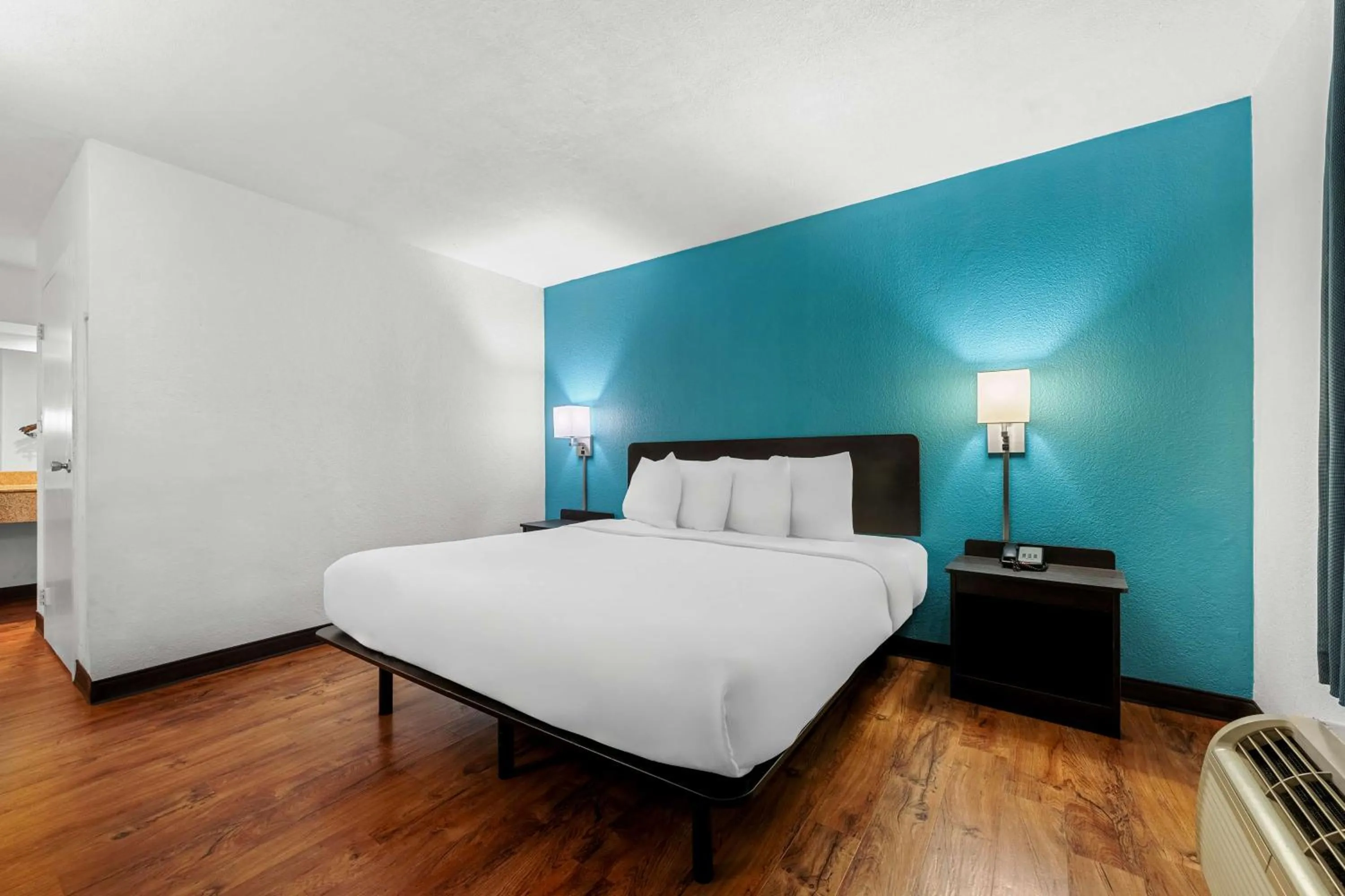 Bedroom, Bed in Americas Best Value Inn Hamilton