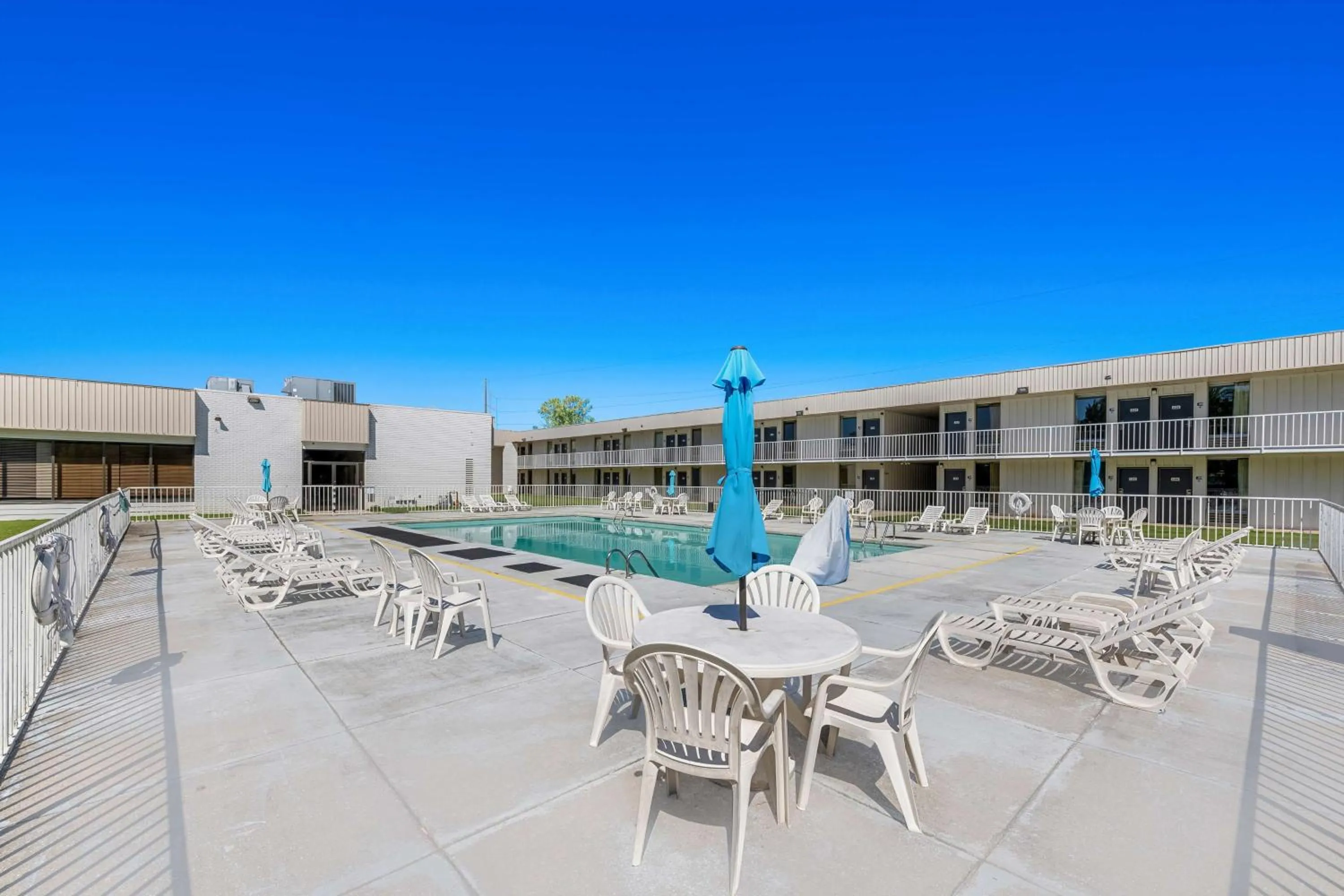 Pool view in Americas Best Value Inn Hamilton