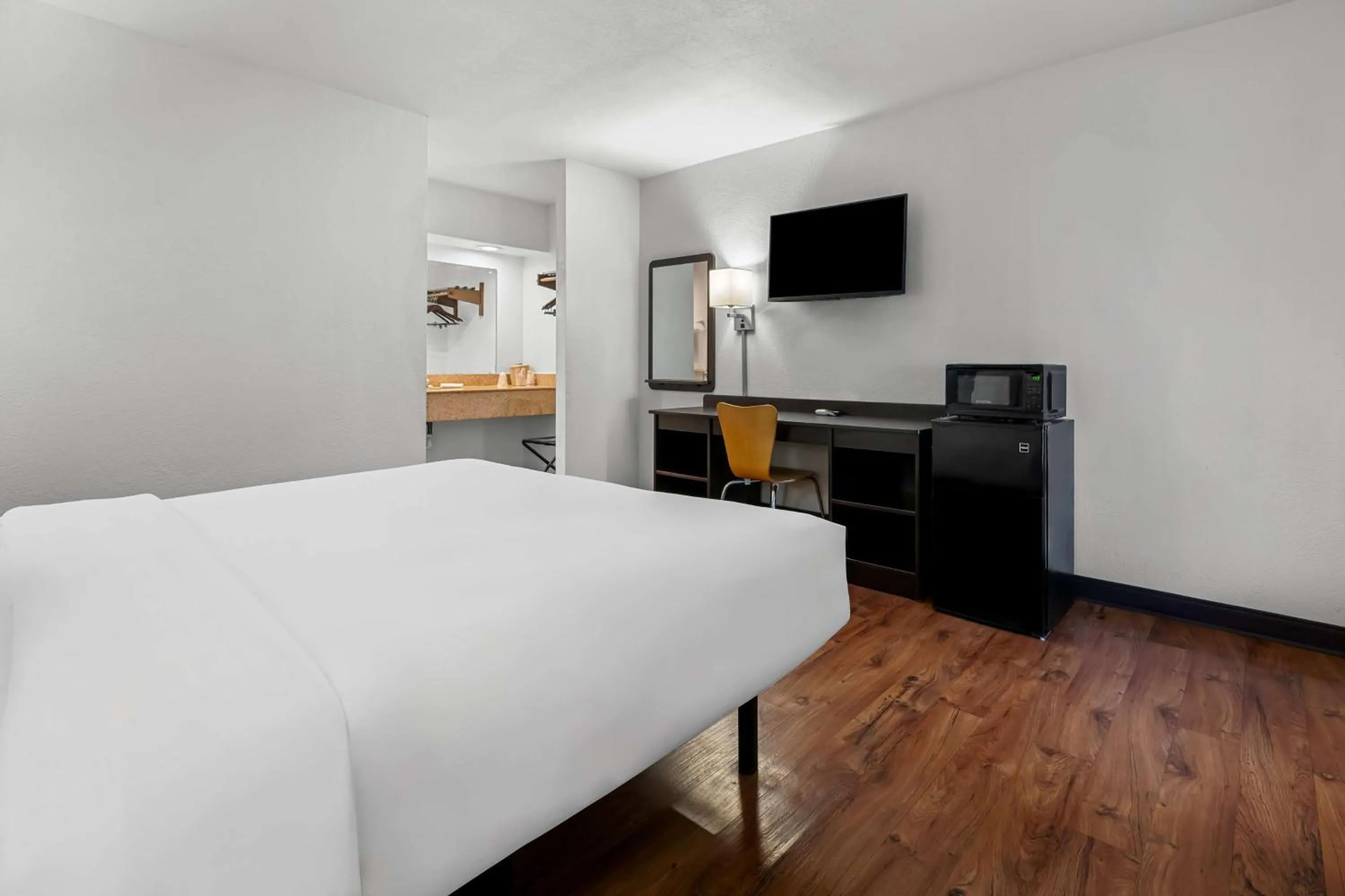 Bedroom, Bed in Americas Best Value Inn Hamilton