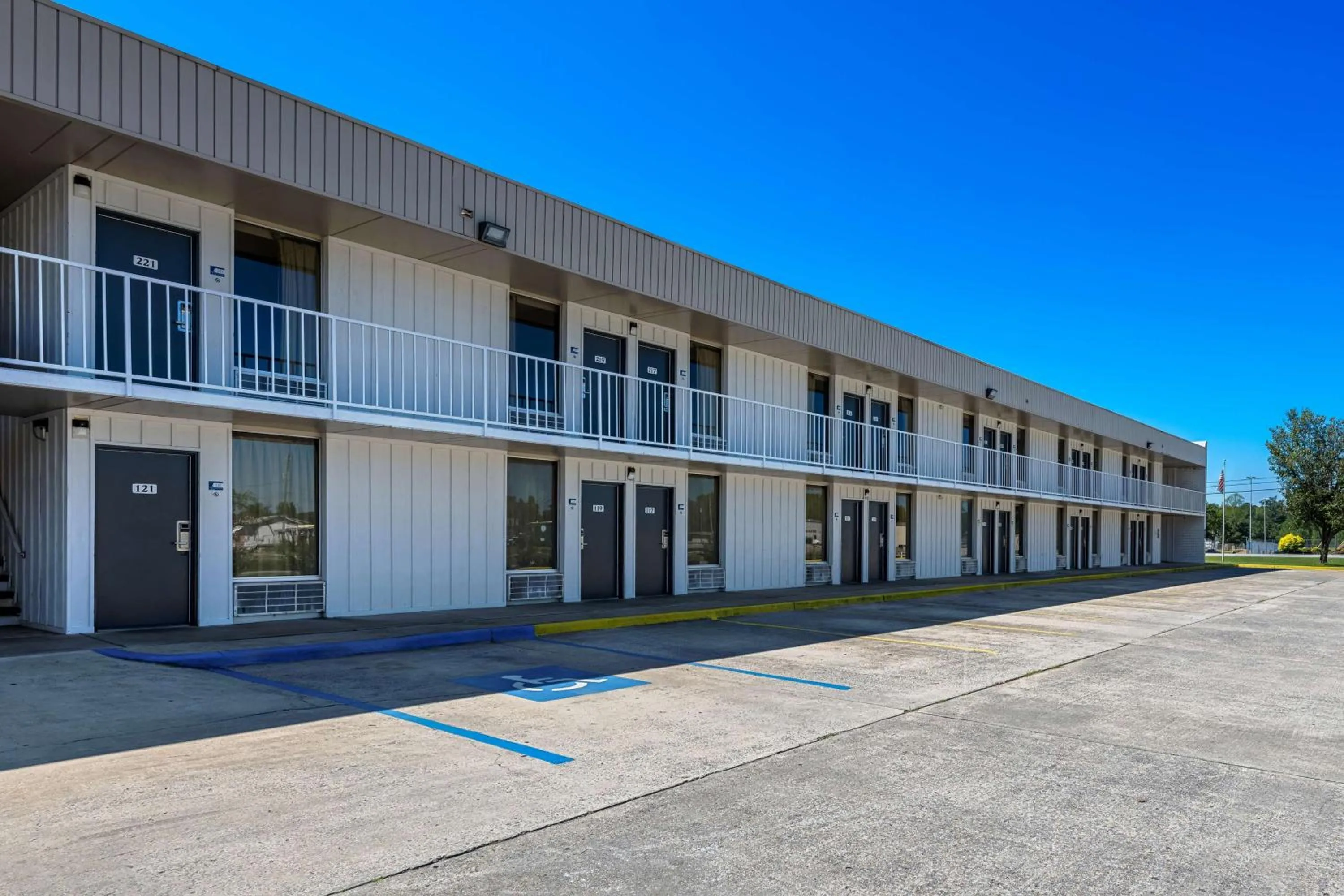 Property building in Americas Best Value Inn Hamilton