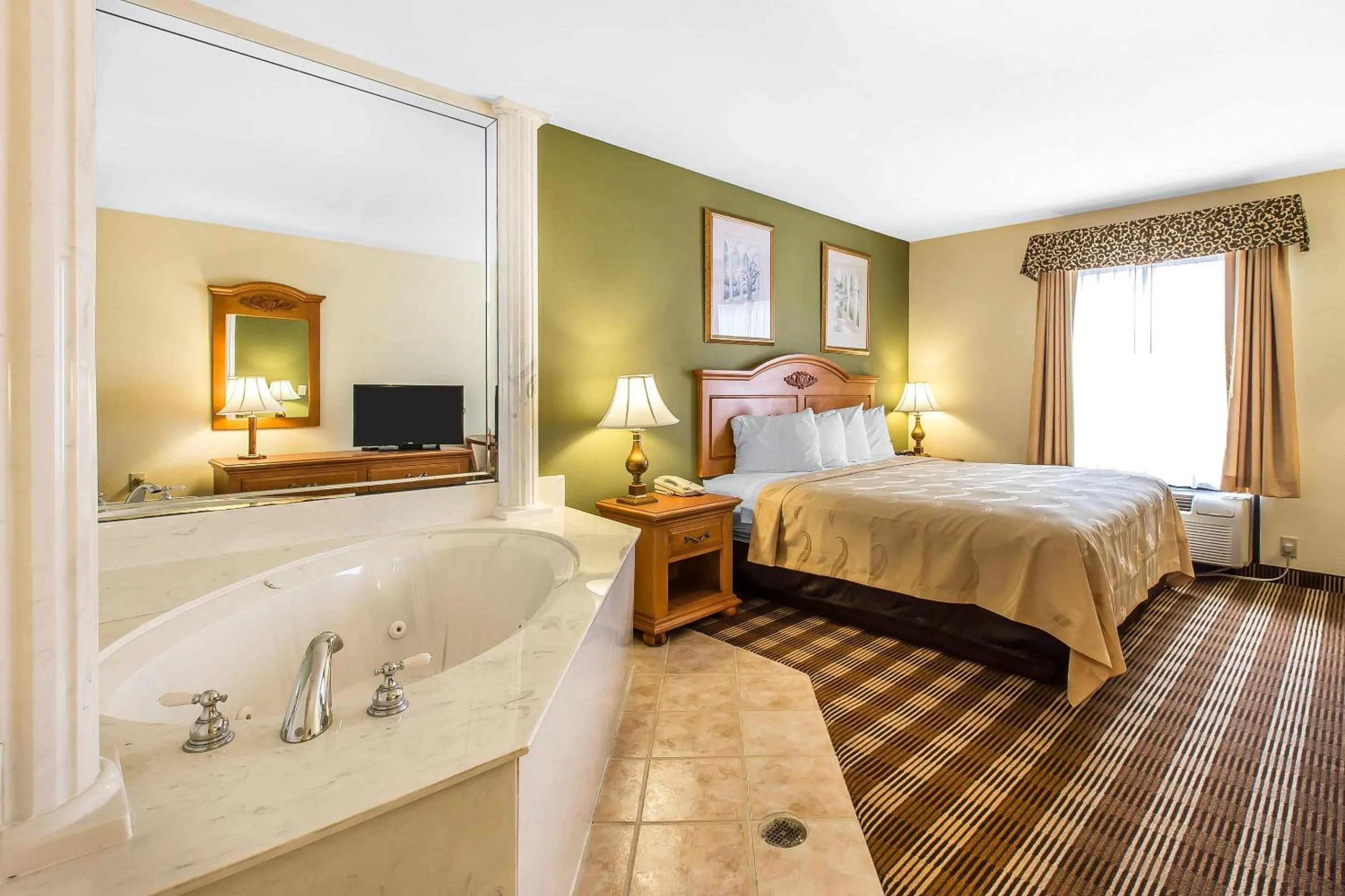 Bedroom, Bed in Quality Inn Hanceville US Hwy 31