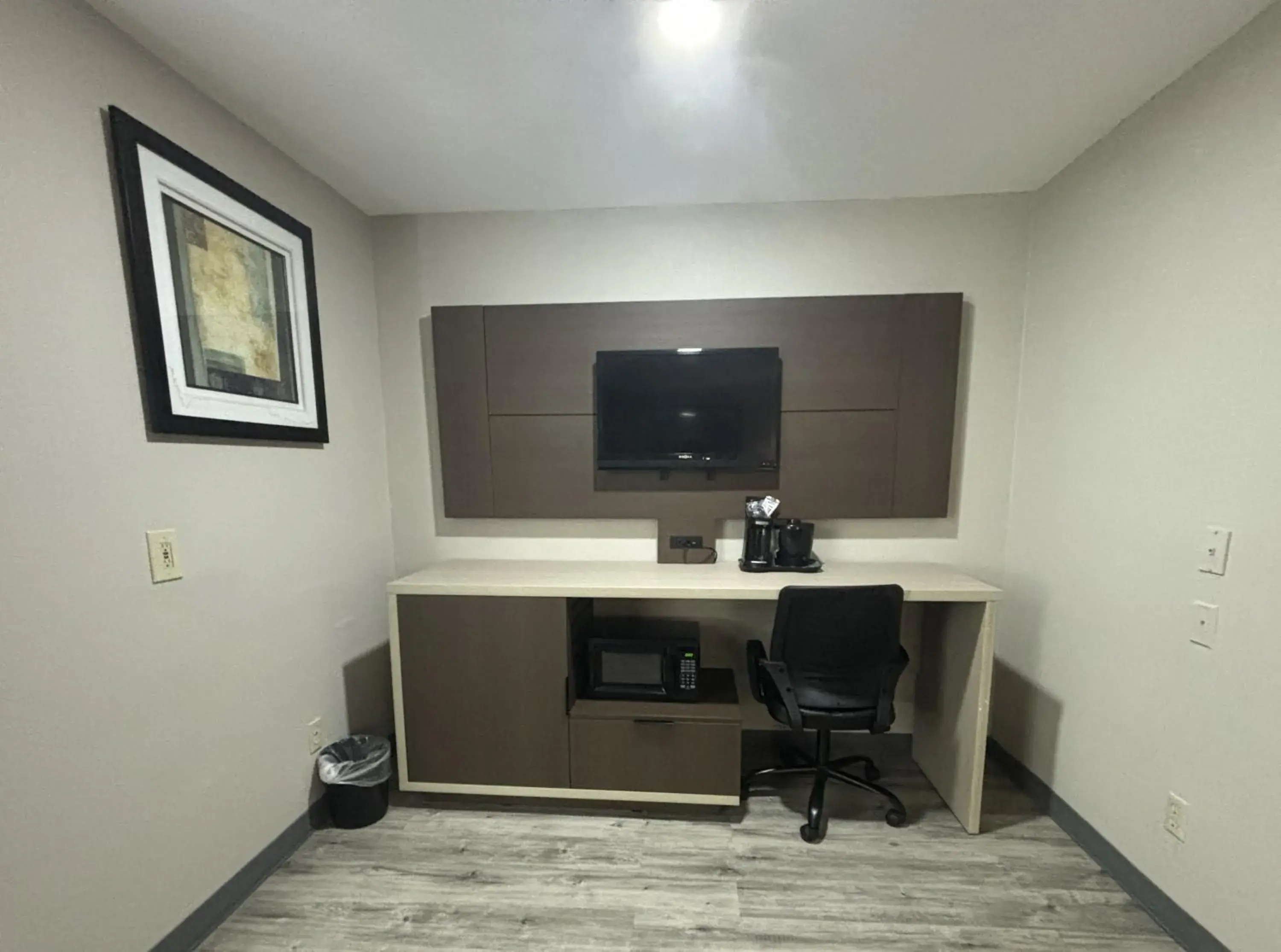 King Room - Non Smoking in Quality Inn & Suites at Airport Blvd I-65 King Room - Non Smoking in Quality Inn & Suites at Airport Blvd I-65