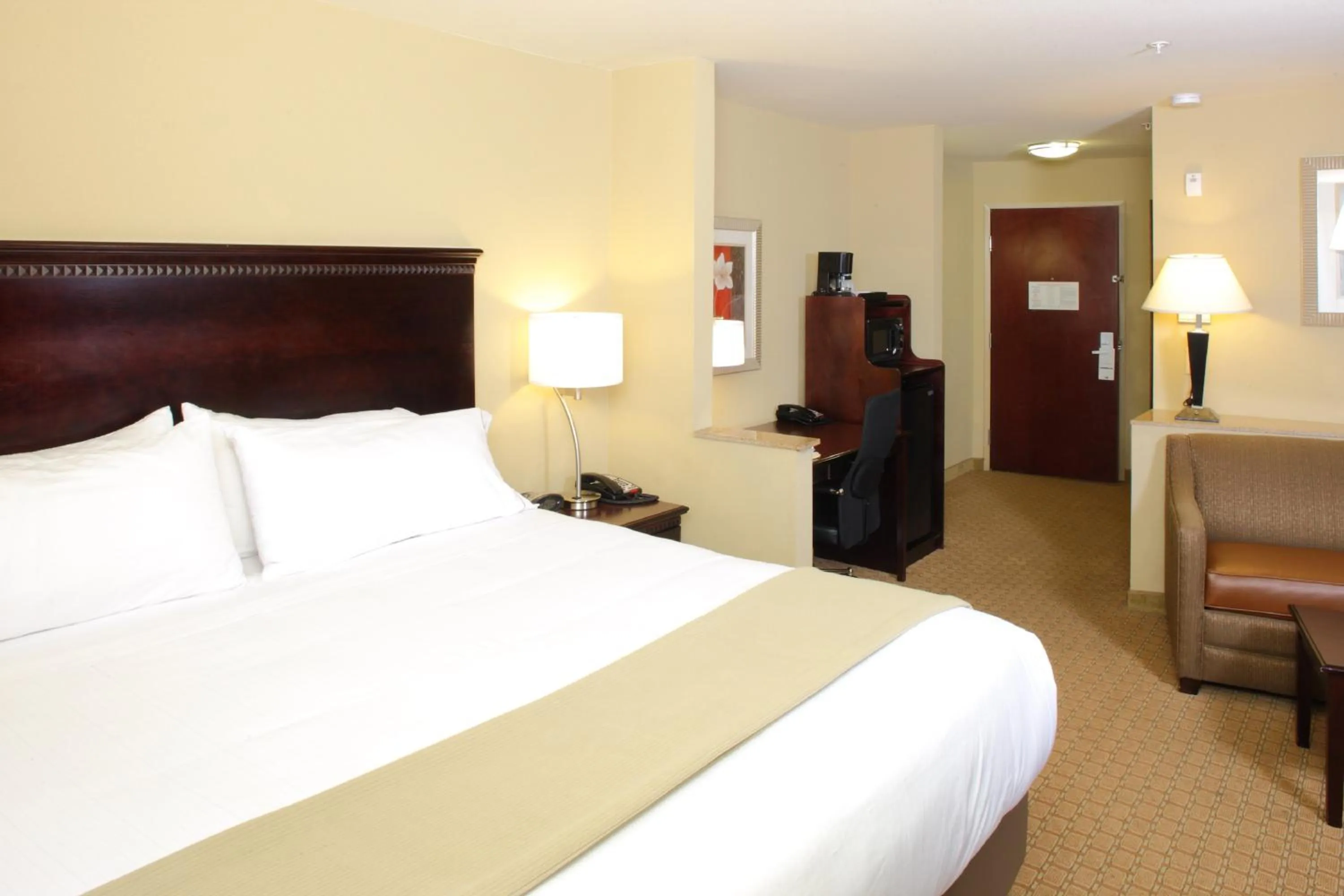 Photo of the whole room, Bed in Comfort Suites Mobile-South Alabama University Area