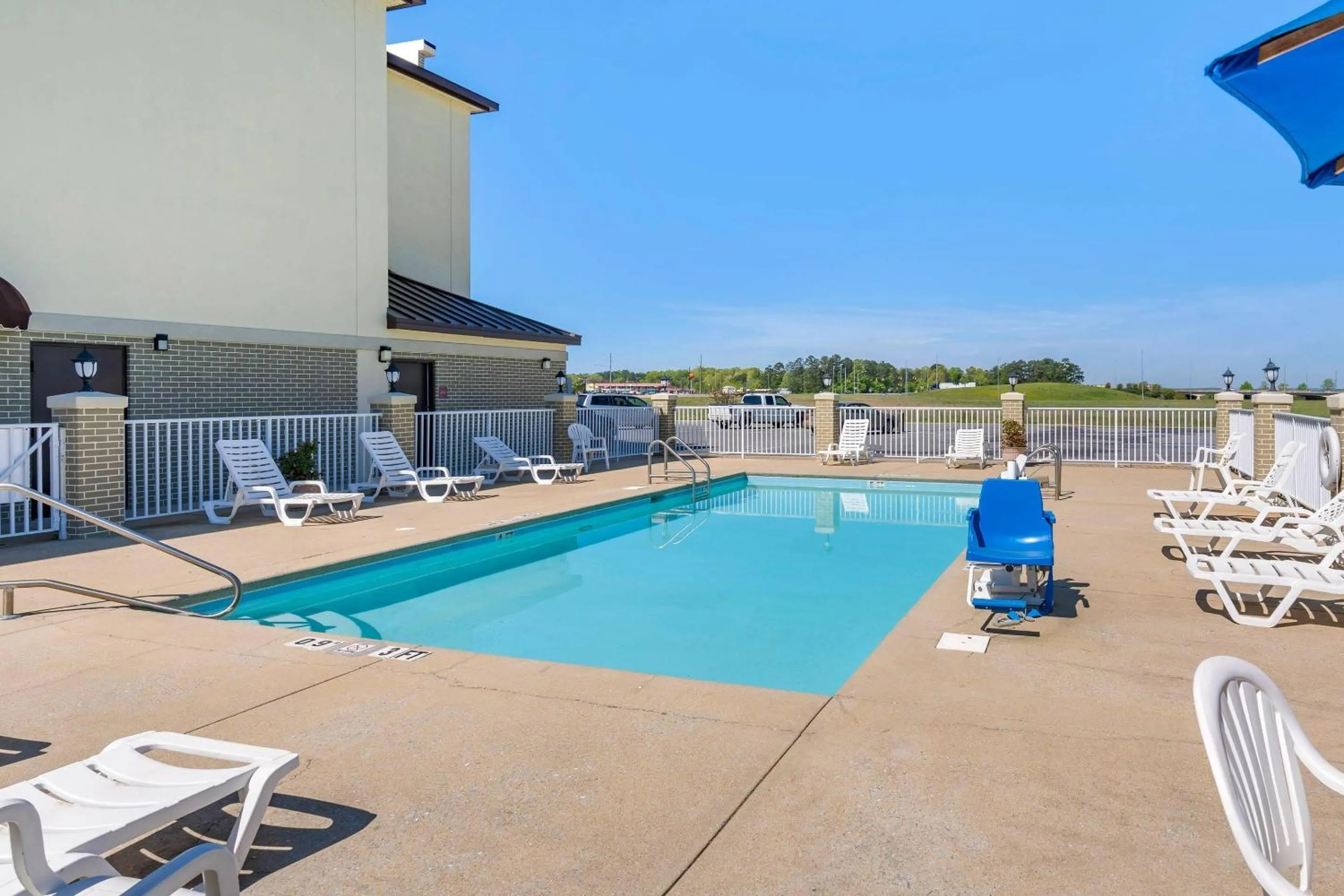 Swimming pool in Comfort Inn & Suites Lincoln I-20