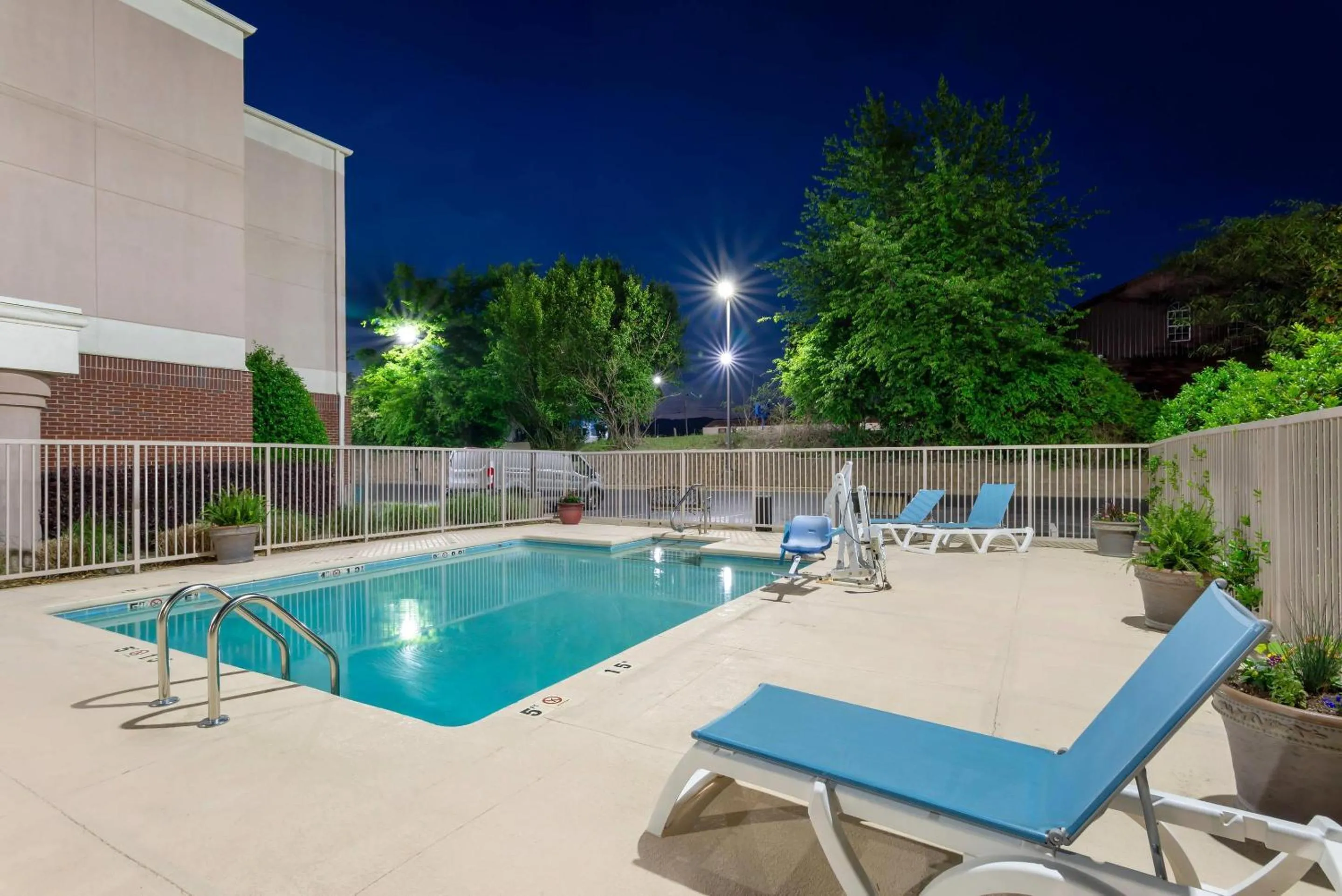 Swimming pool in Comfort Suites Oxford I-20 exit 188