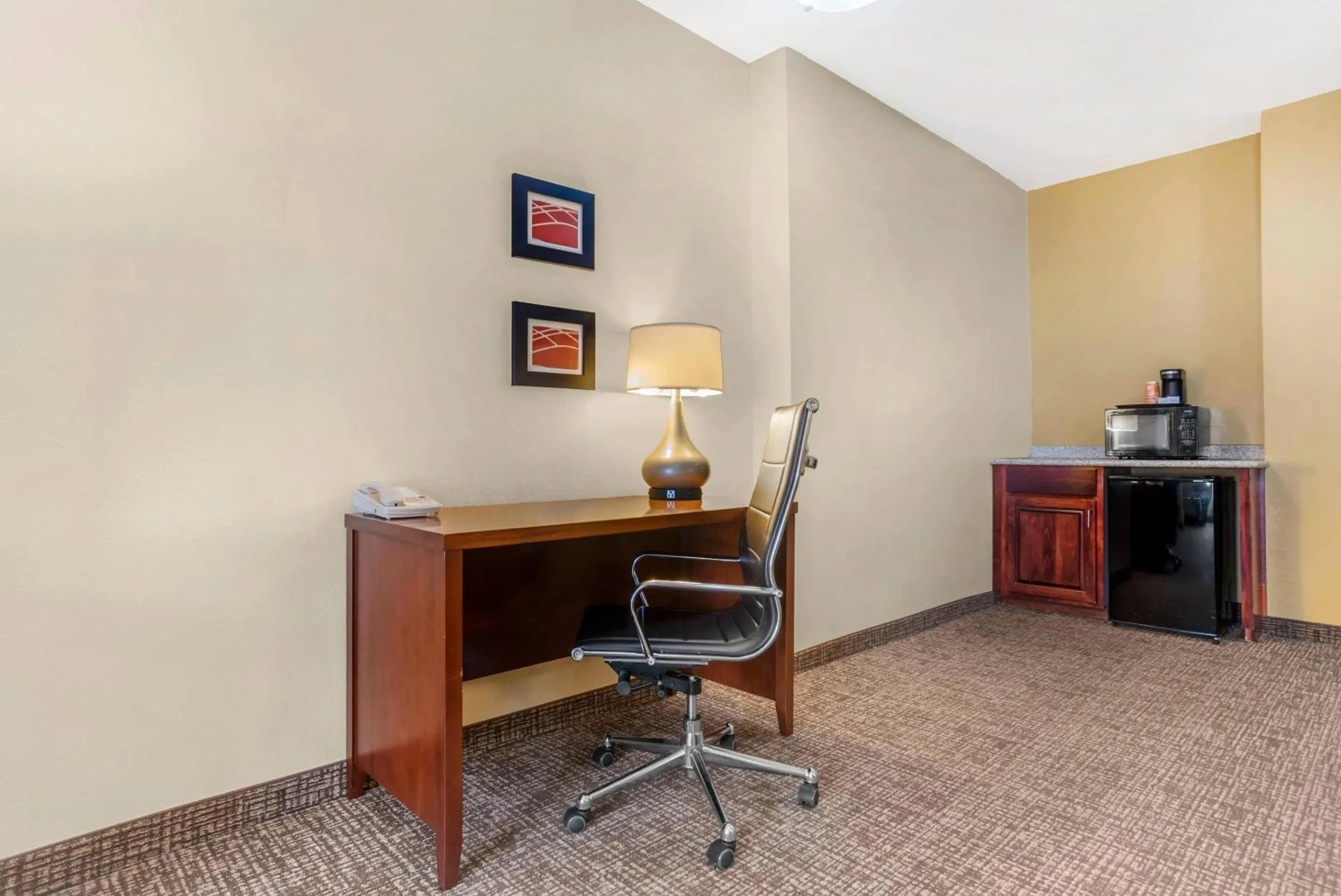 Bedroom in Comfort Suites Montgomery East Monticello Dr