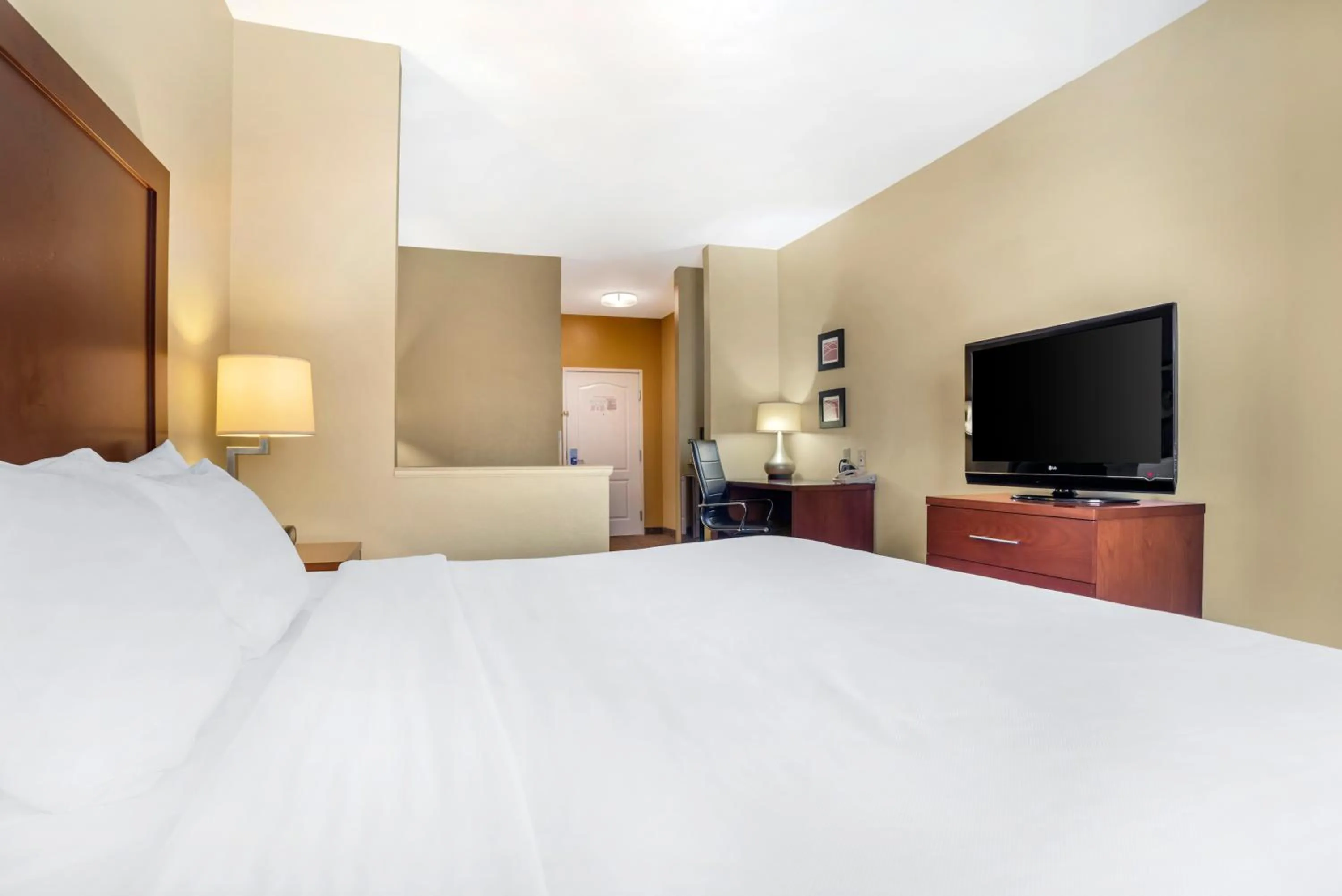 Bed in Comfort Suites Montgomery East Monticello Dr