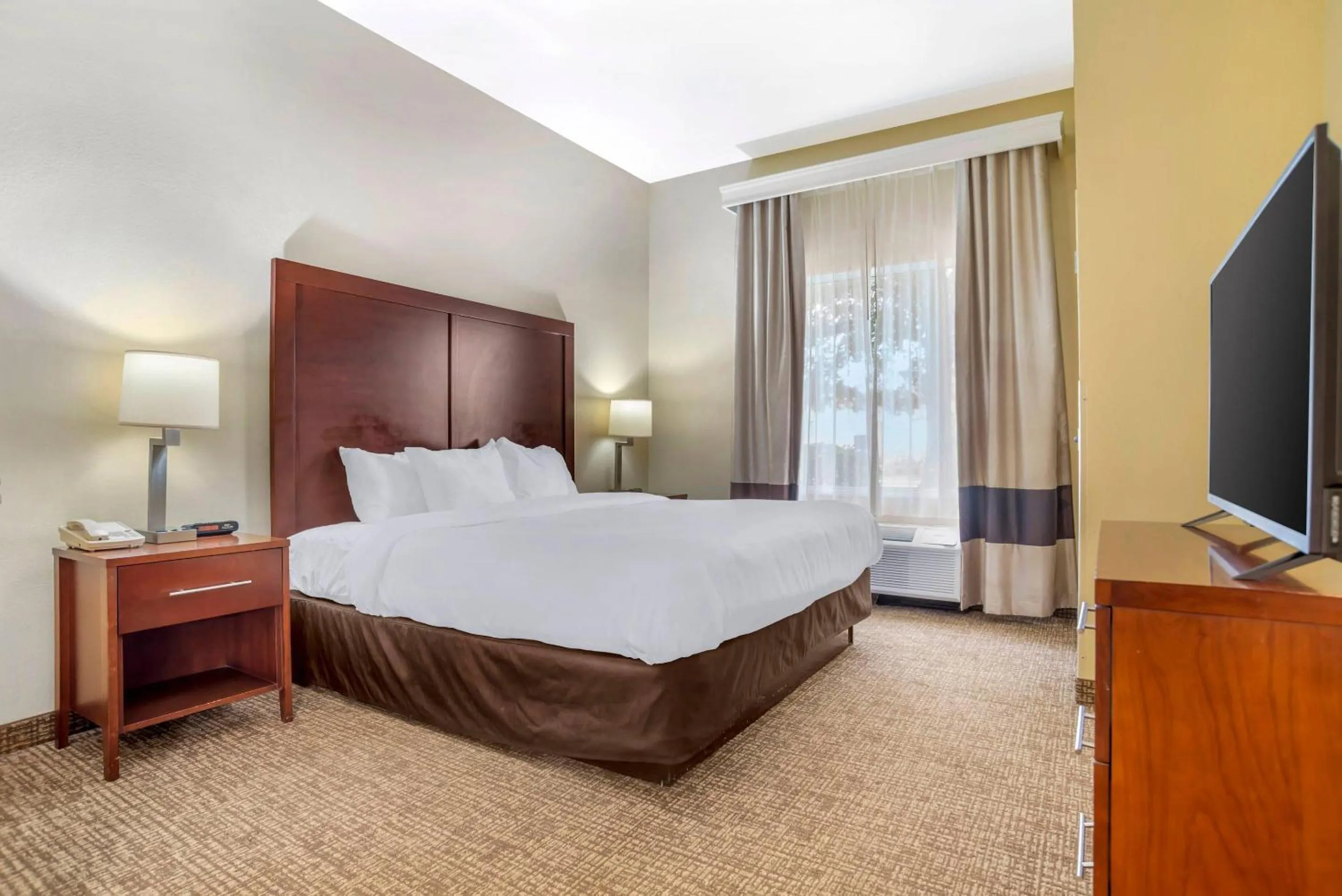 Bedroom, Bed in Comfort Suites Montgomery East Monticello Dr