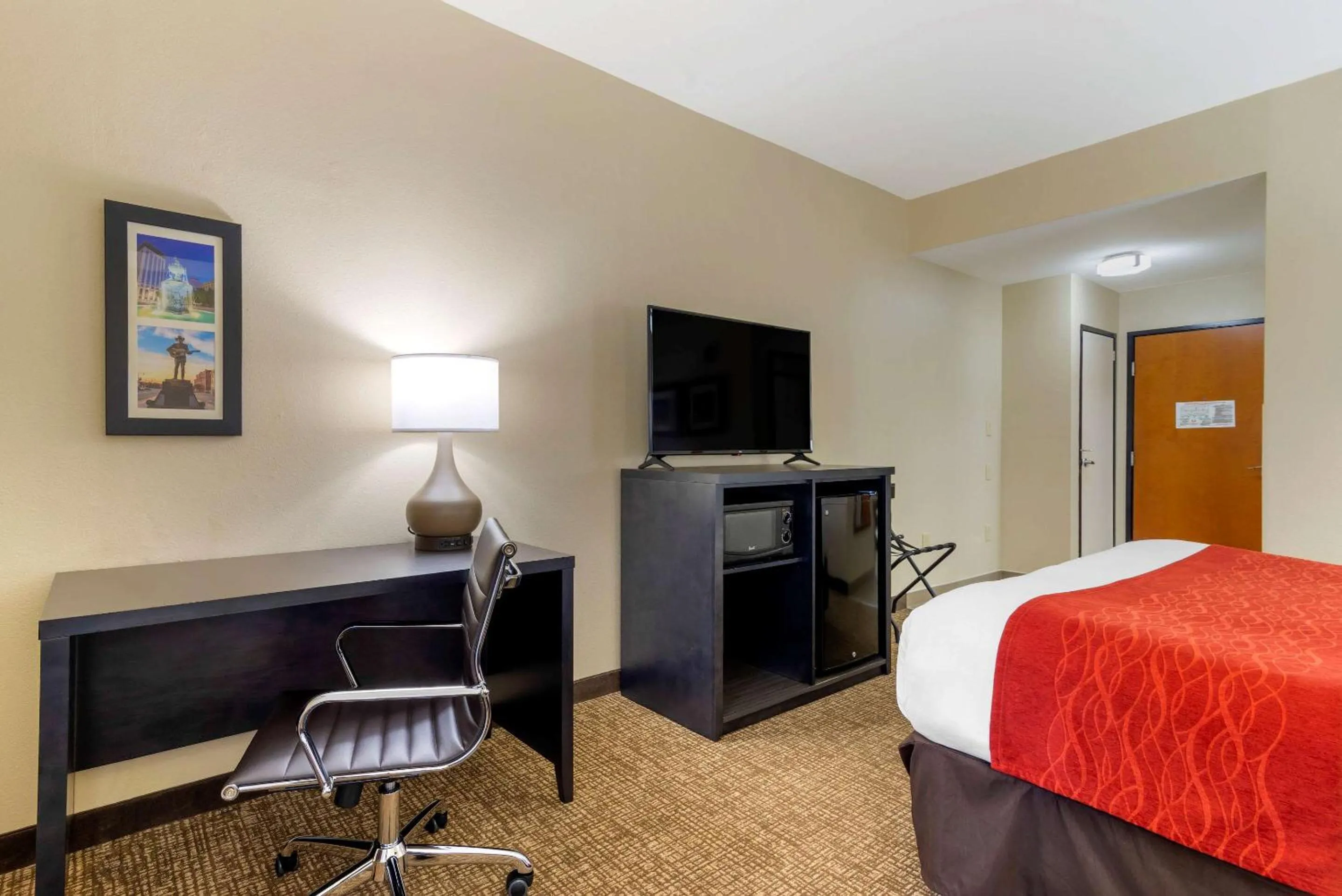 Photo of the whole room, Bed in Comfort Inn & Suites Montgomery Eastchase