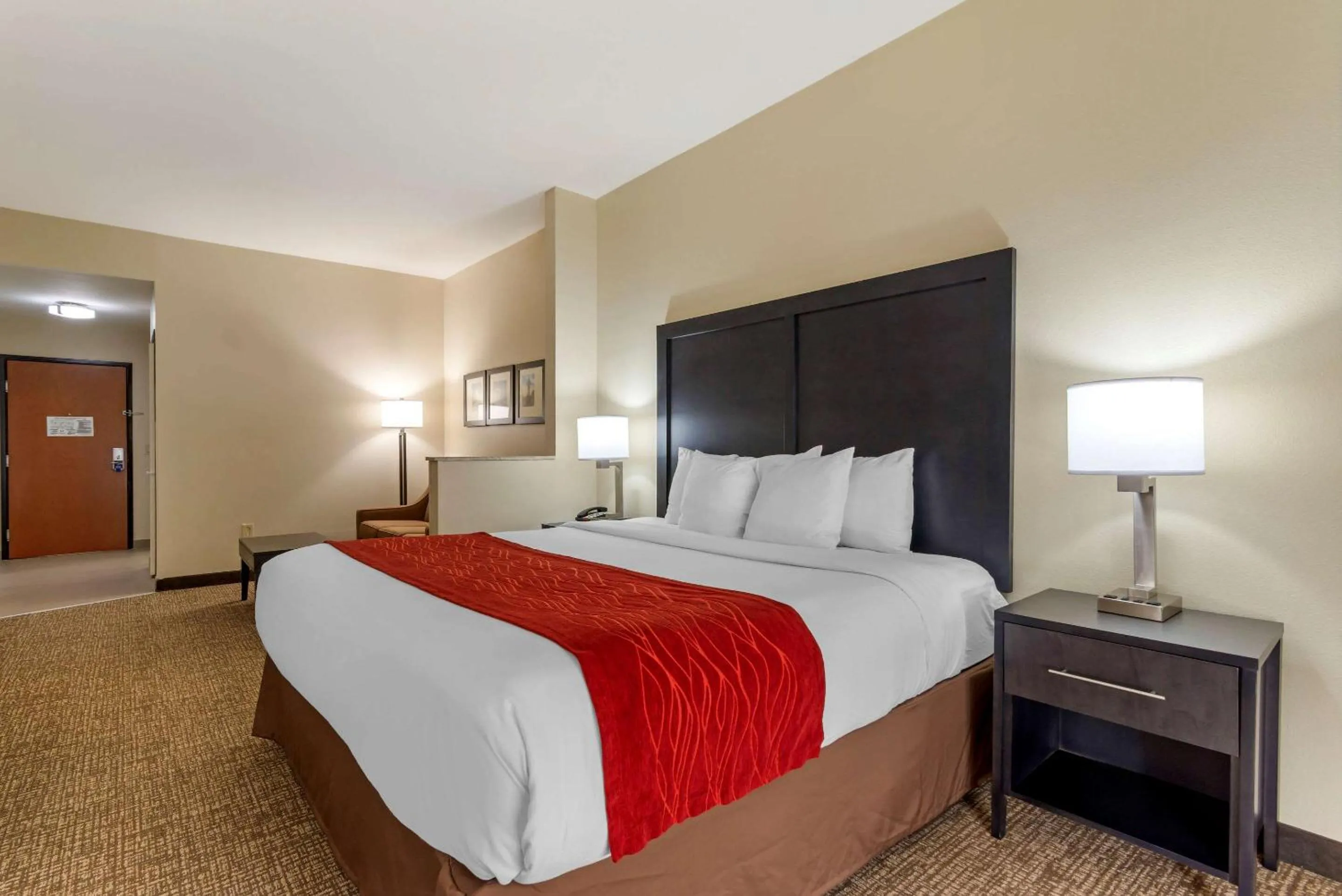 Photo of the whole room, Bed in Comfort Inn & Suites Montgomery Eastchase