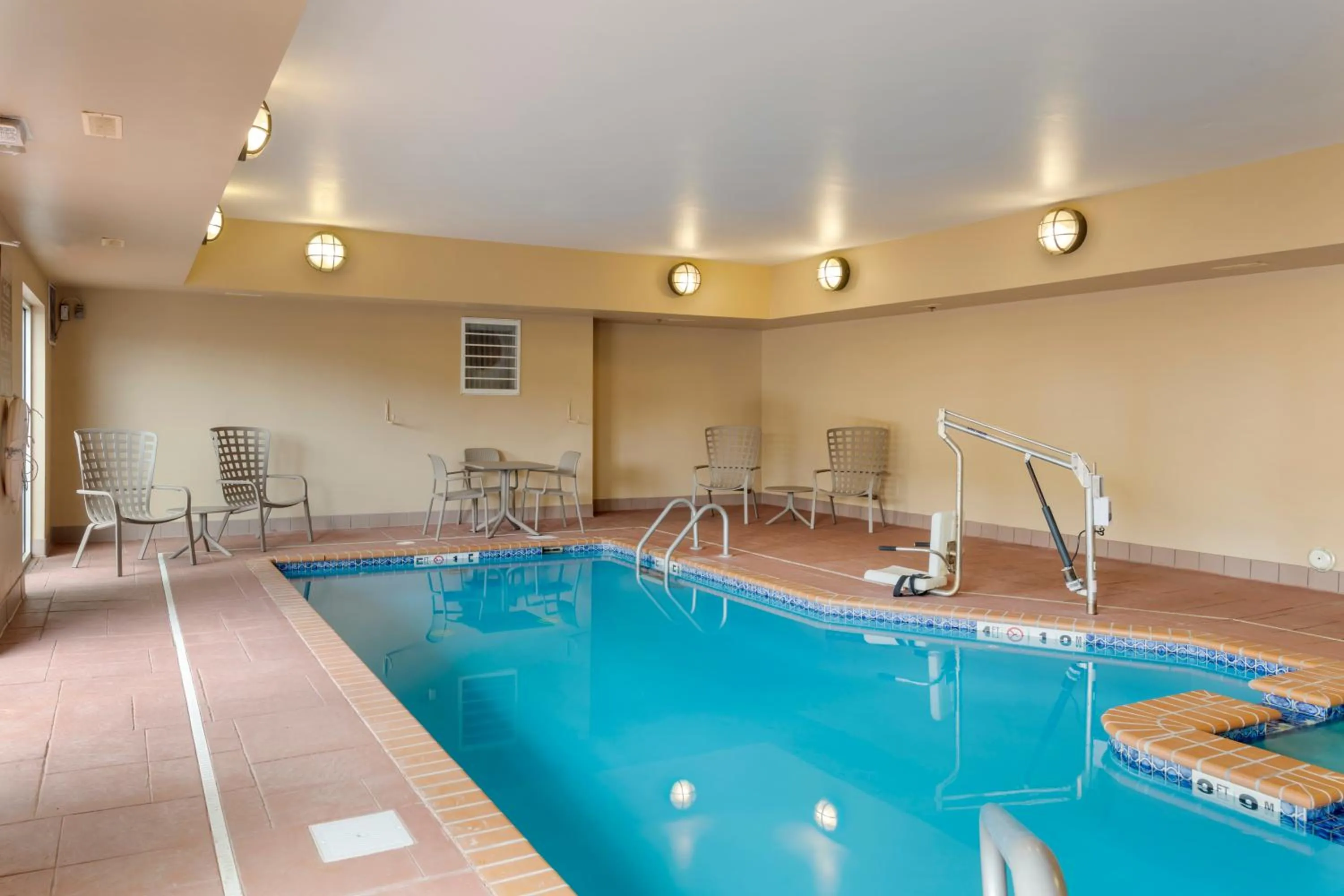 Swimming pool in Comfort Inn near University