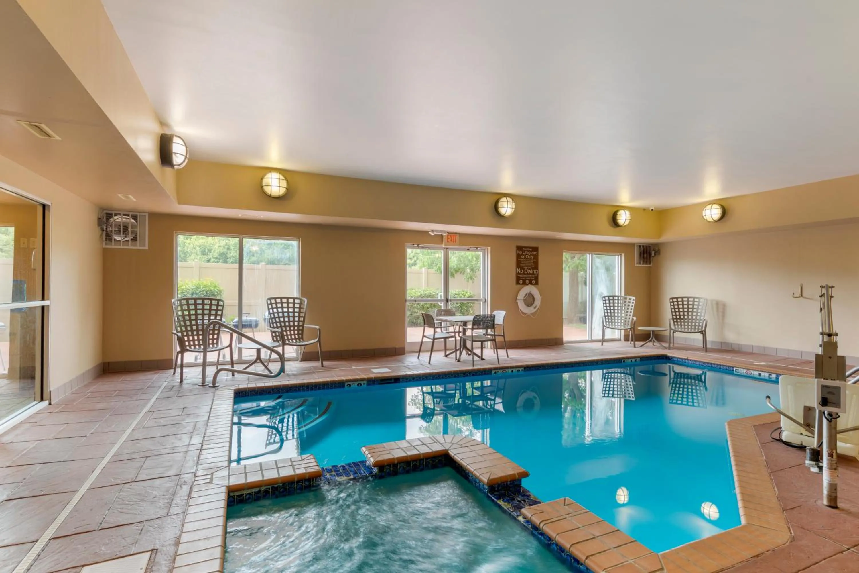 Swimming pool in Comfort Inn near University