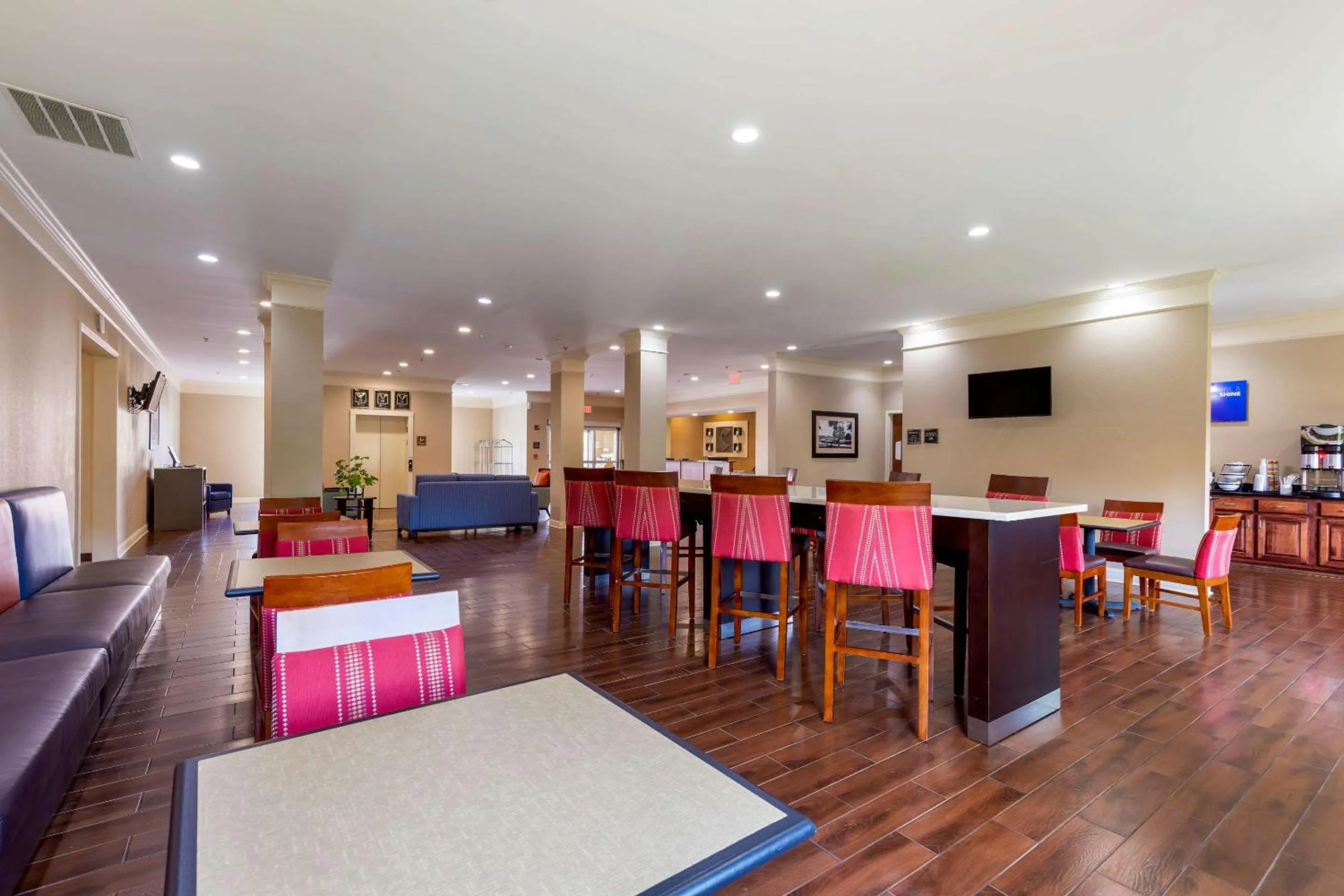 Breakfast in Comfort Inn near University