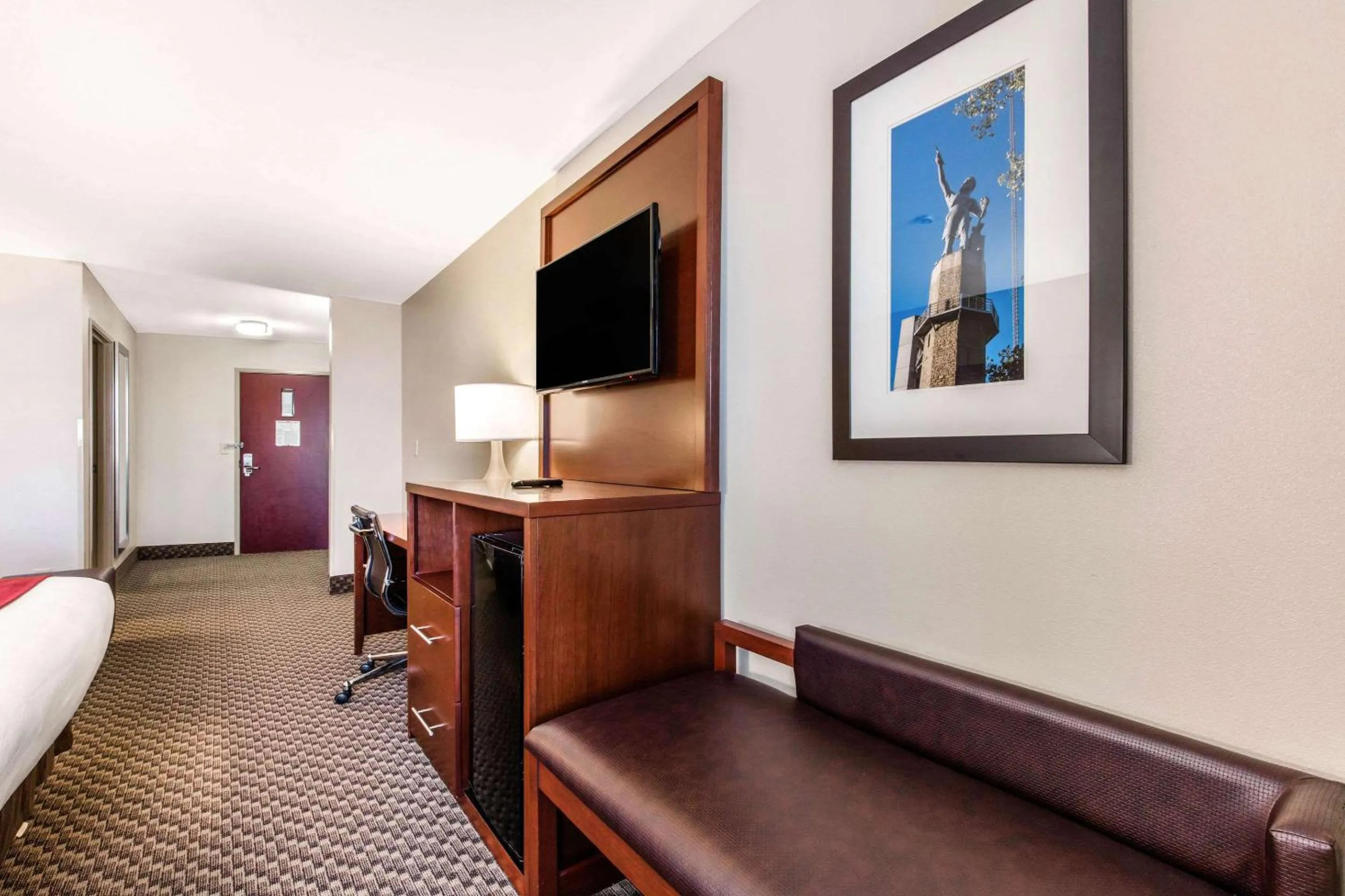 Photo of the whole room, Bed in Comfort Suites Tuscaloosa near University