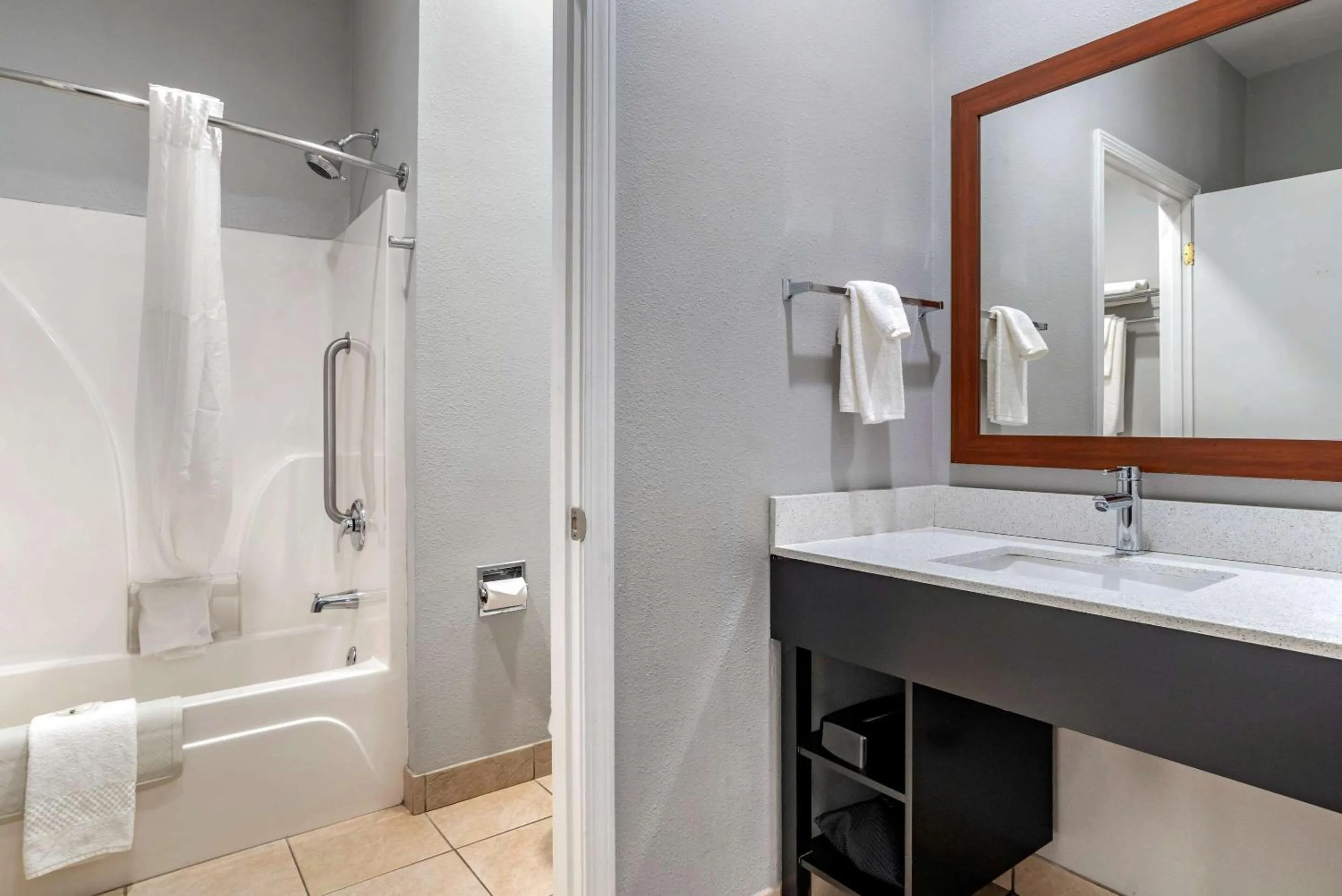 Bathroom in Quality Inn & Suites Demopolis