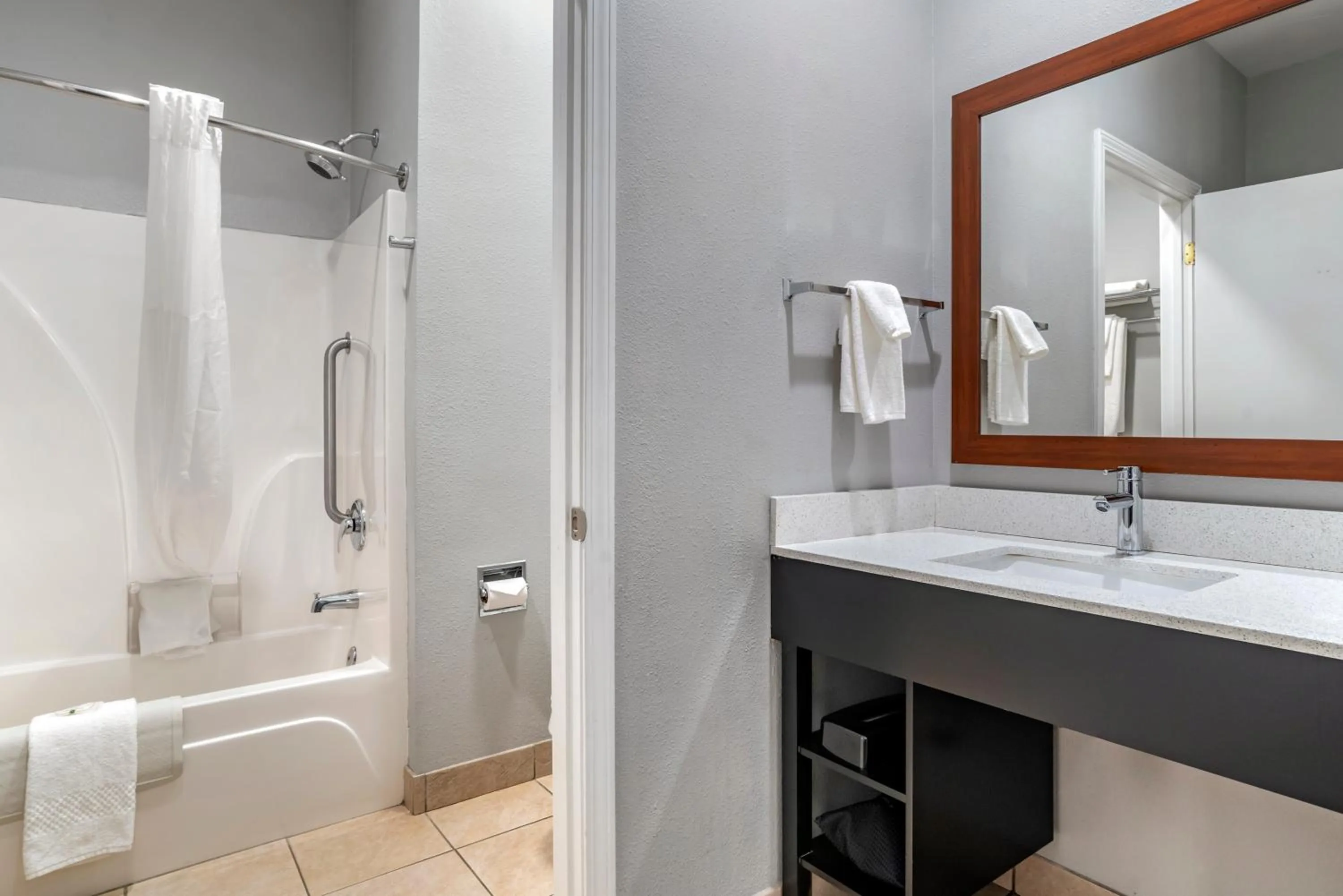 Bathroom in Quality Inn & Suites Demopolis