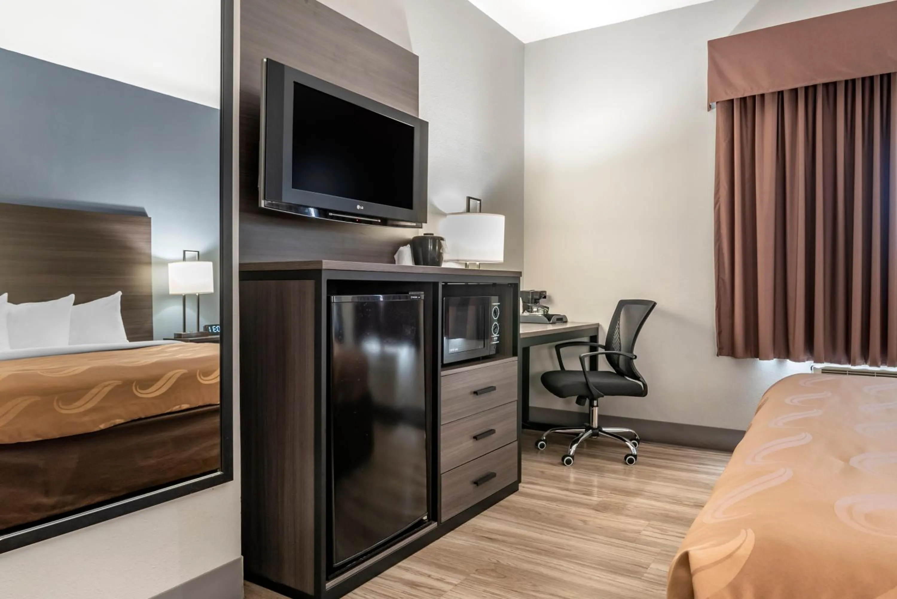 TV and multimedia, Bed in Quality Inn & Suites Demopolis