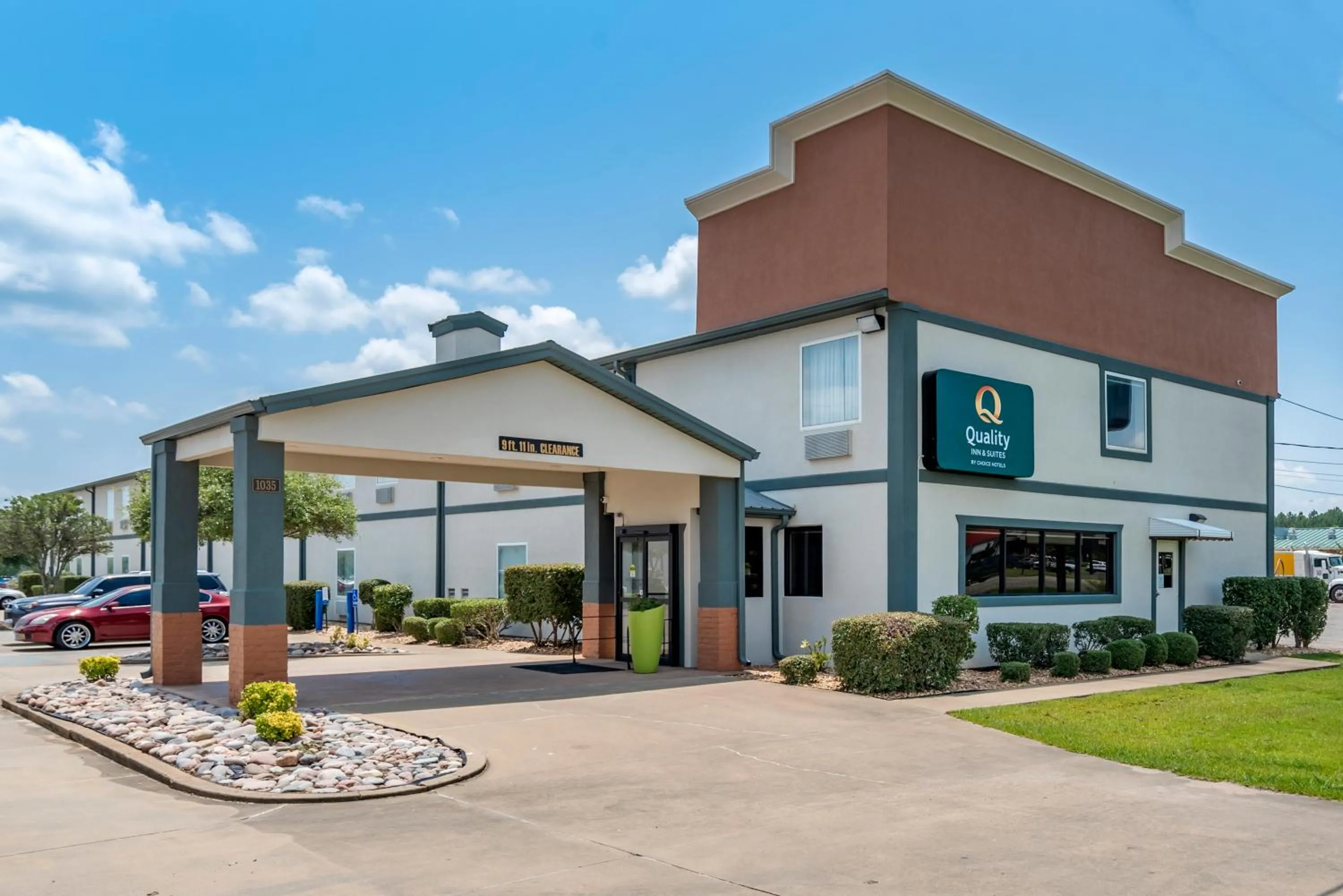 Property building in Quality Inn & Suites Demopolis