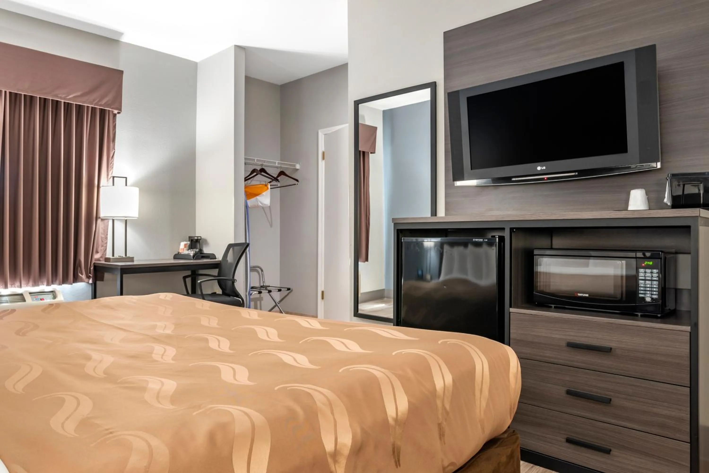 TV and multimedia, Bed in Quality Inn & Suites Demopolis