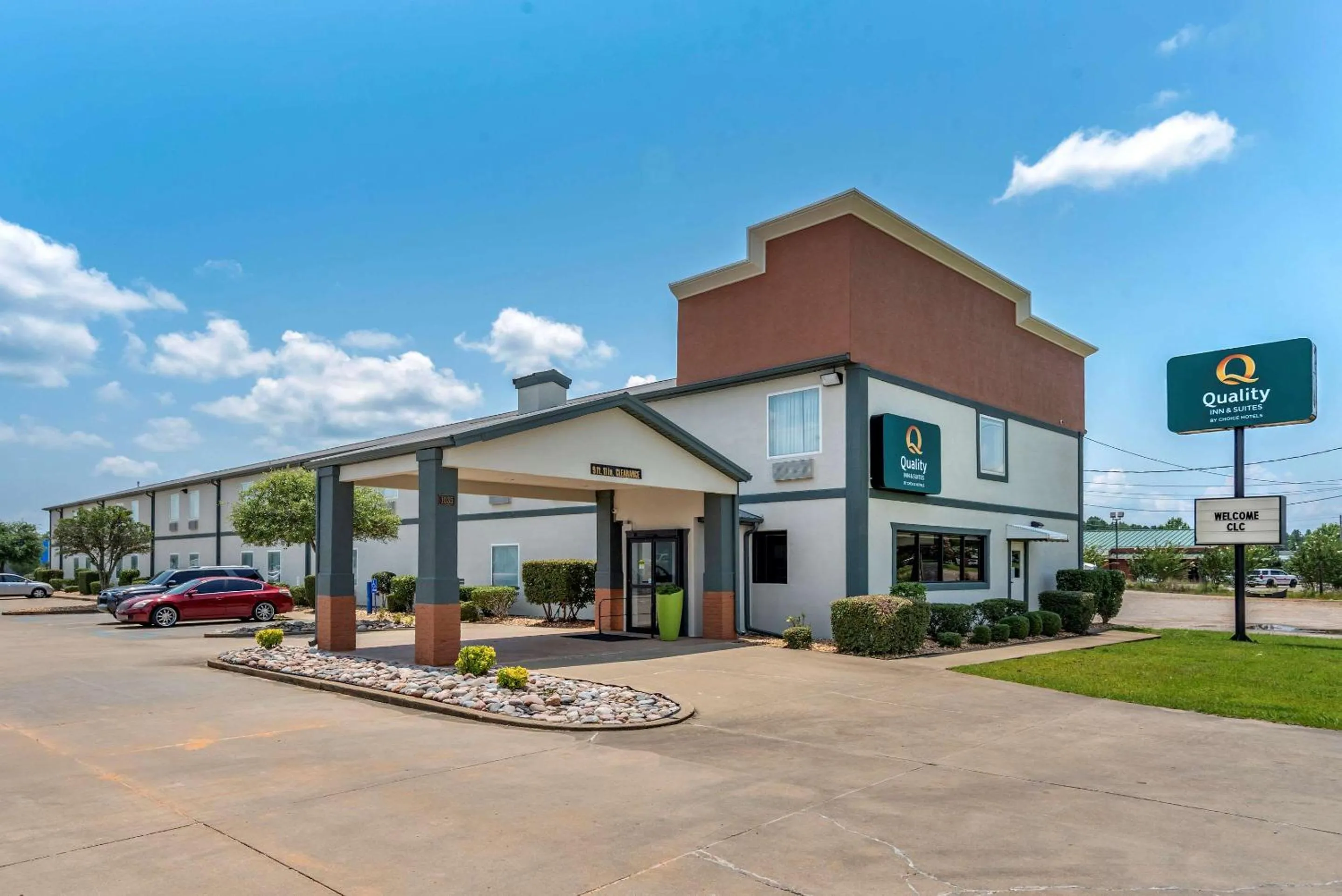 Property building in Quality Inn & Suites Demopolis
