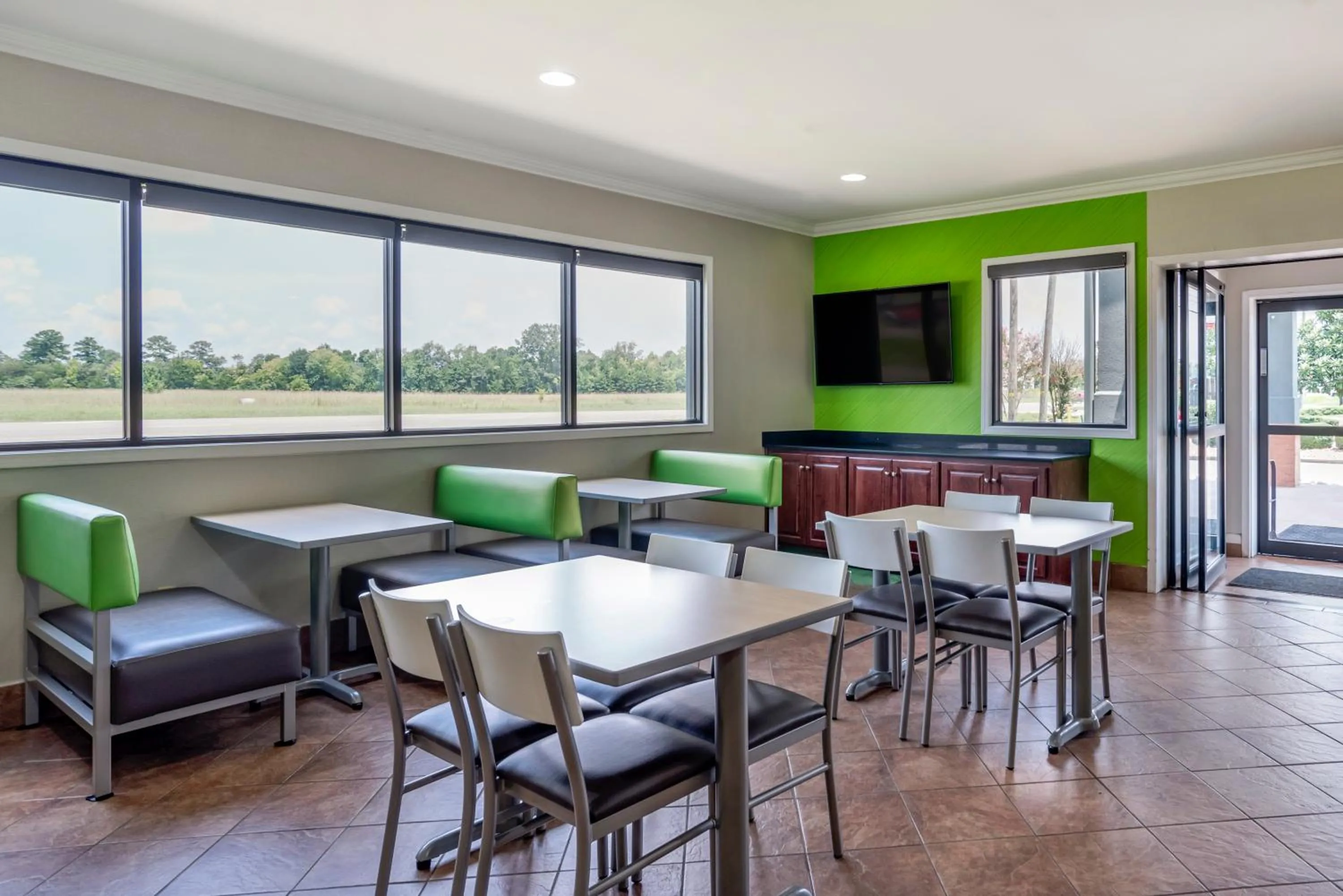 Breakfast in Quality Inn & Suites Demopolis