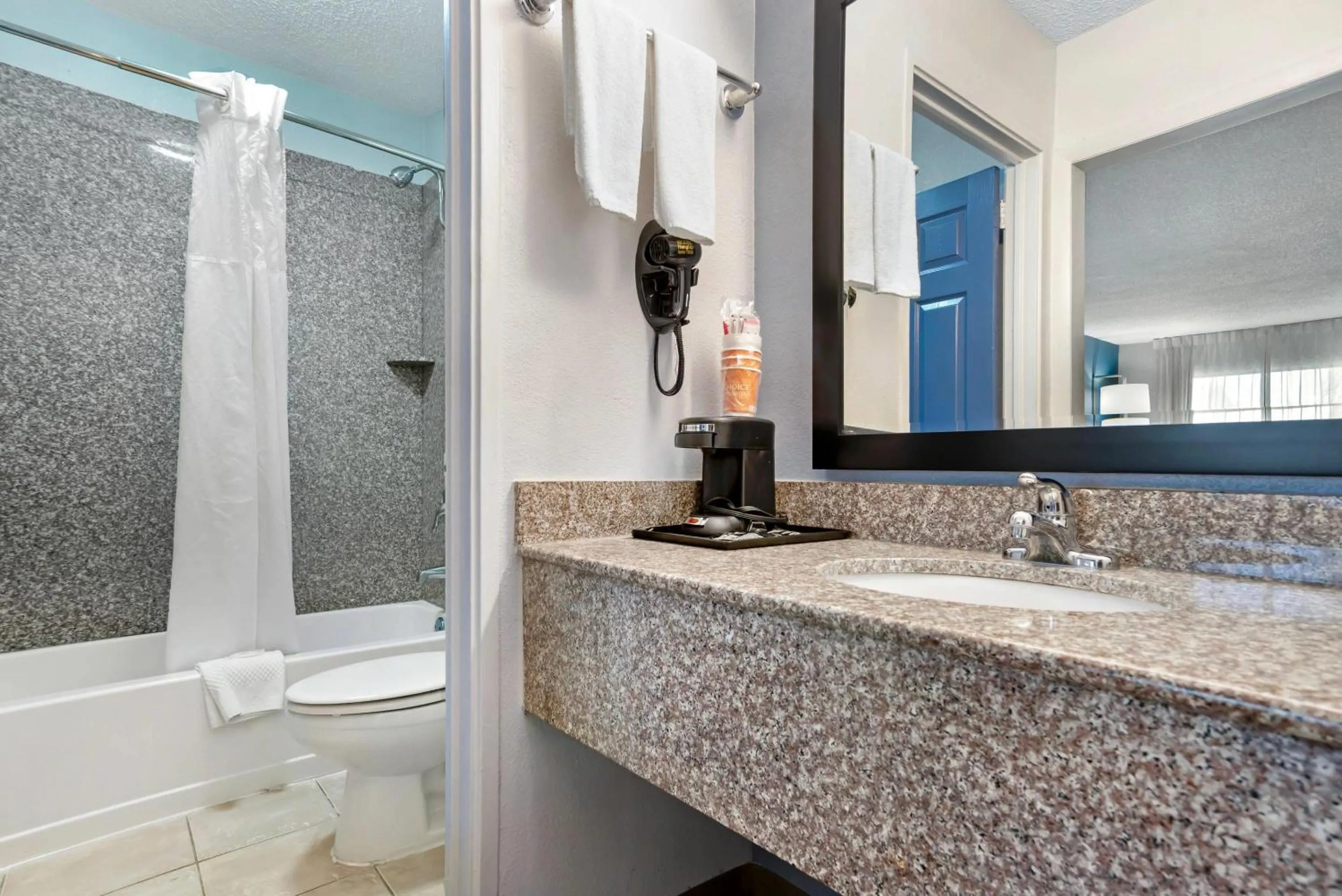 Bedroom in Quality Inn & Suites near Lake Eufaula