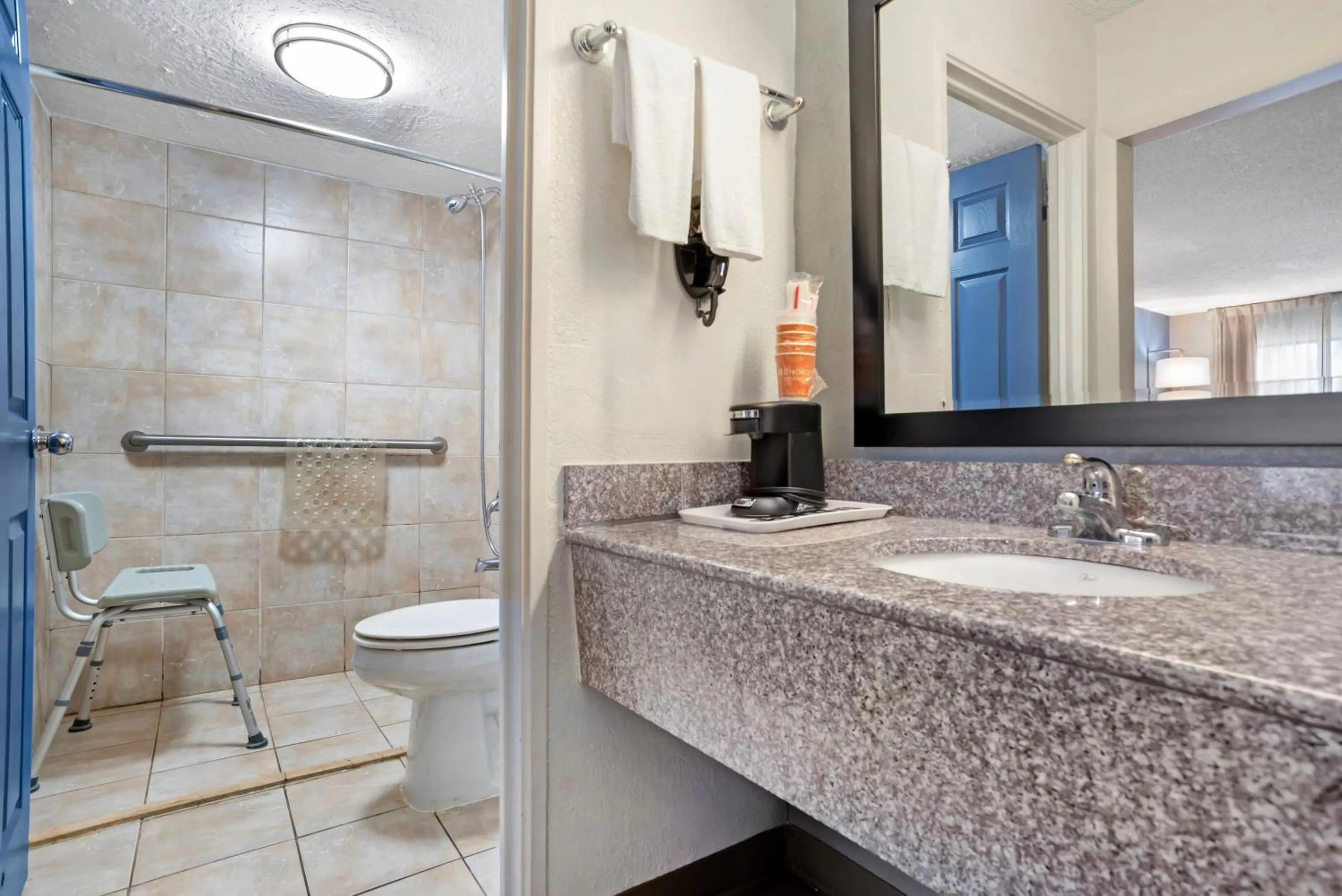 Bedroom in Quality Inn & Suites near Lake Eufaula