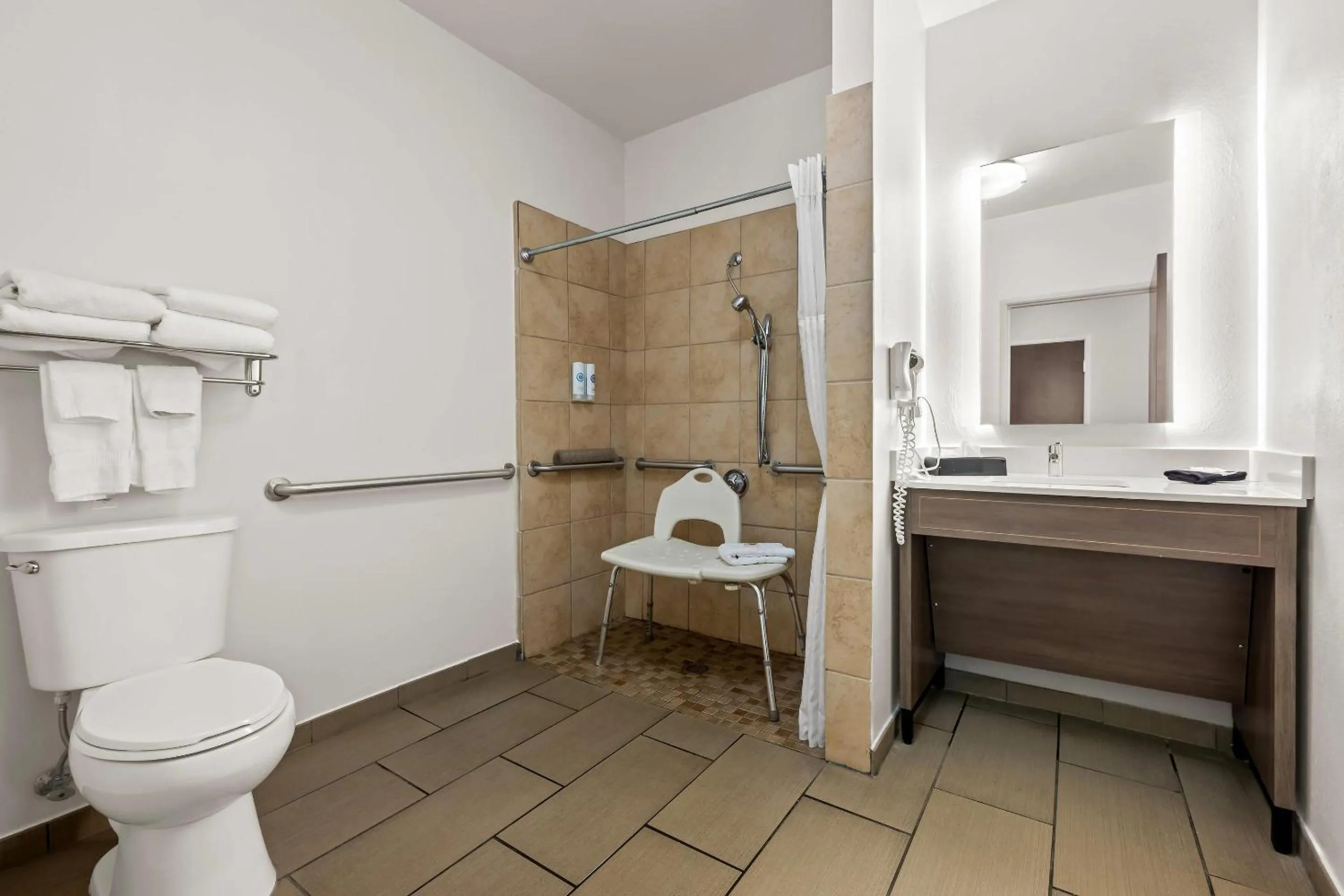 Bedroom in Comfort Suites Cullman I-65 Exit 310