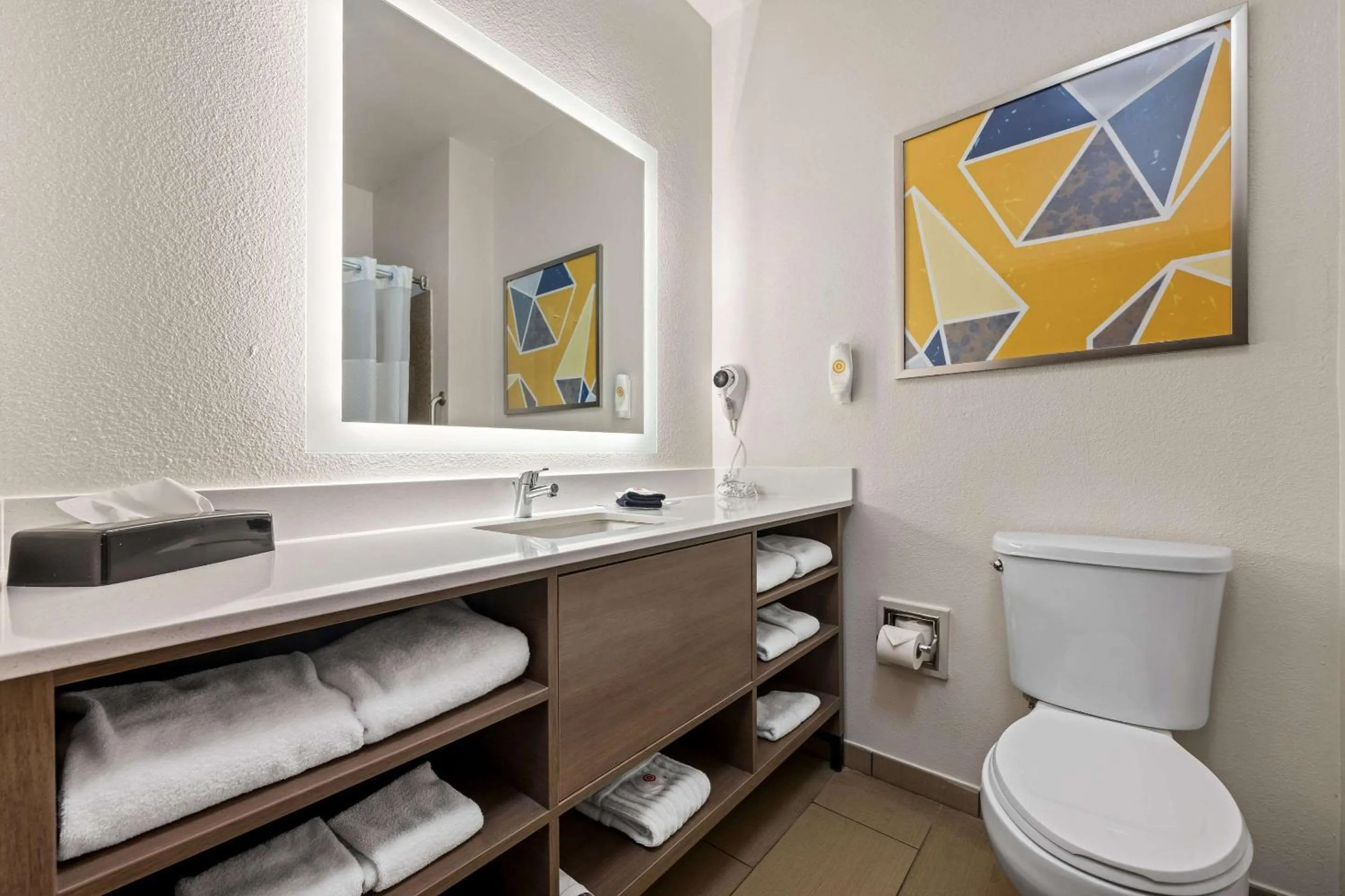 Bedroom in Comfort Suites Cullman I-65 Exit 310