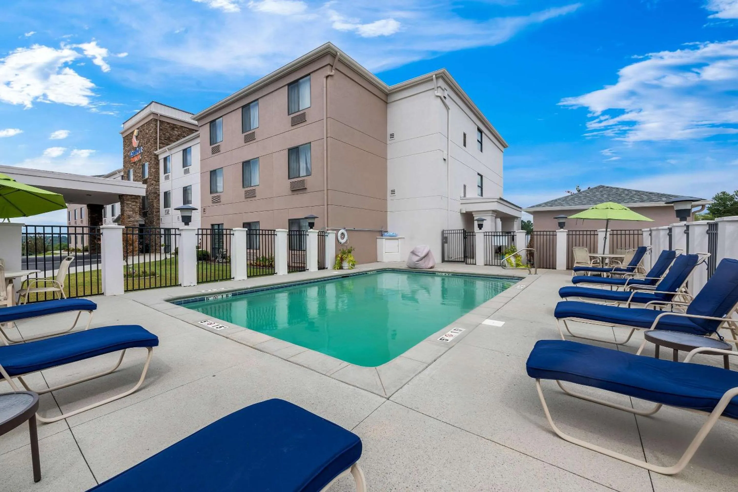 Swimming pool in Comfort Suites Cullman I-65 Exit 310