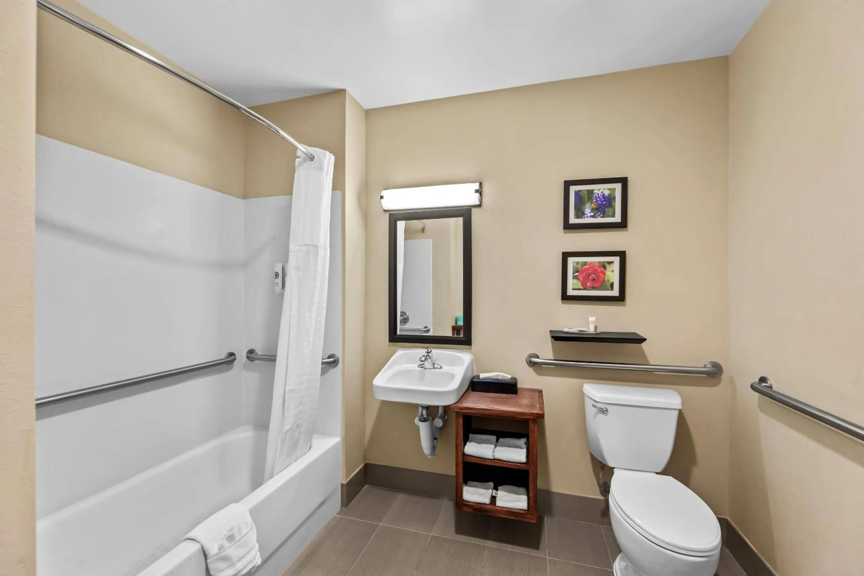 Bathroom in Comfort Inn & Suites Tuscumbia-Muscle Shoals