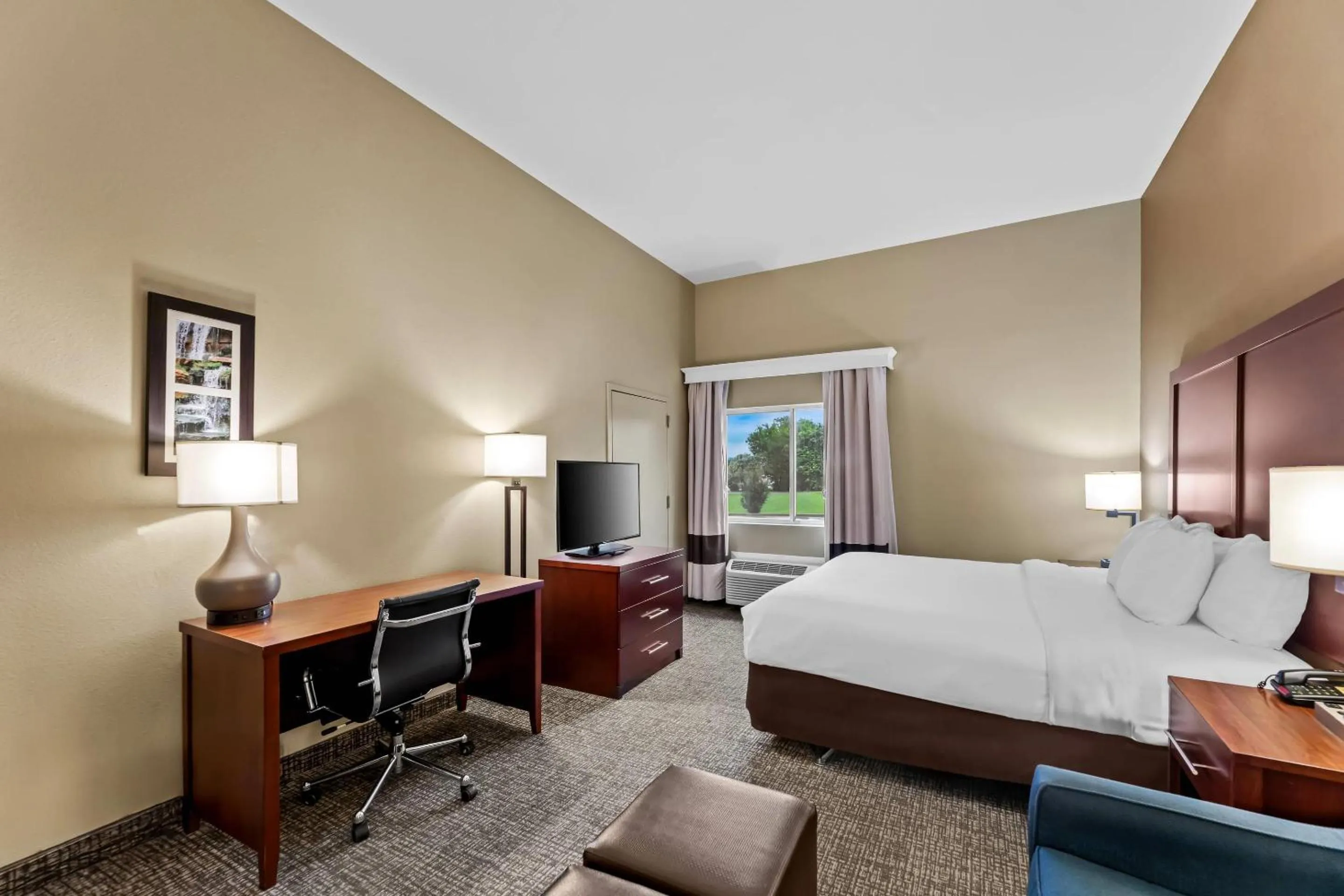 Bedroom in Comfort Inn & Suites Tuscumbia-Muscle Shoals