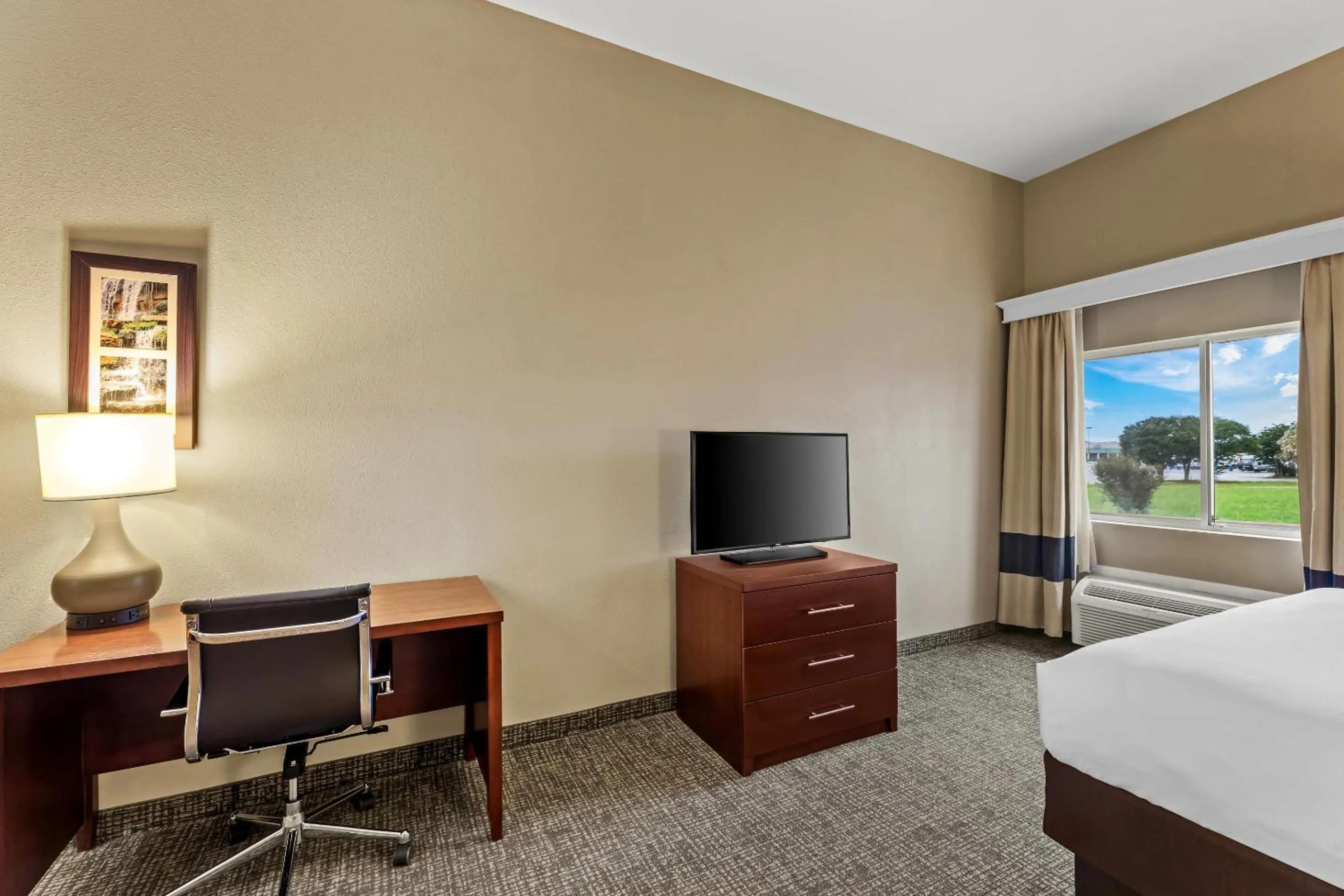 Bedroom in Comfort Inn & Suites Tuscumbia-Muscle Shoals