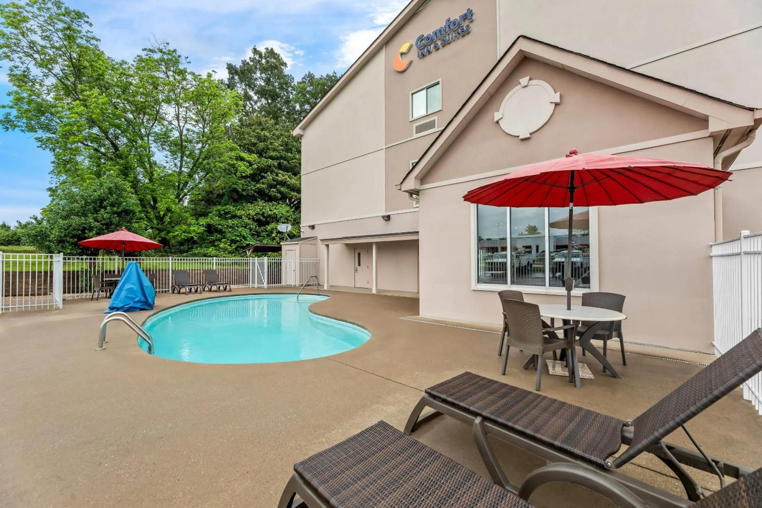 Swimming pool in Comfort Inn & Suites Tuscumbia-Muscle Shoals