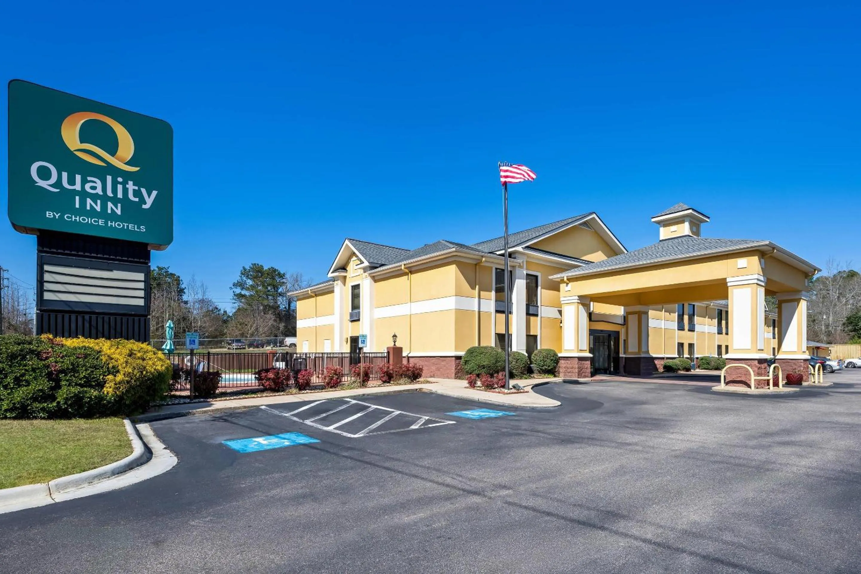 Property building in Quality Inn Alexander City