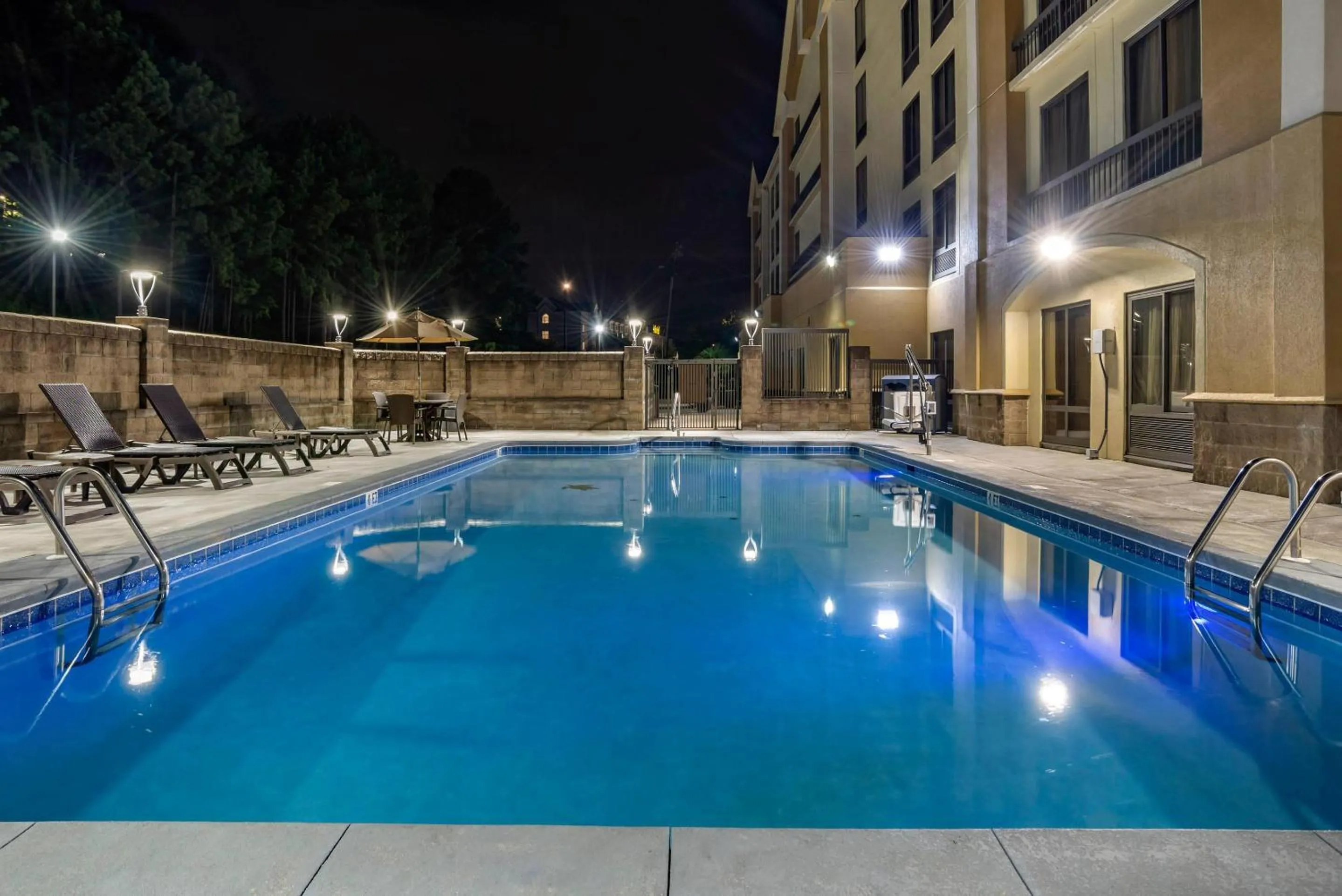 Swimming pool in Comfort Inn Birmingham Homewood